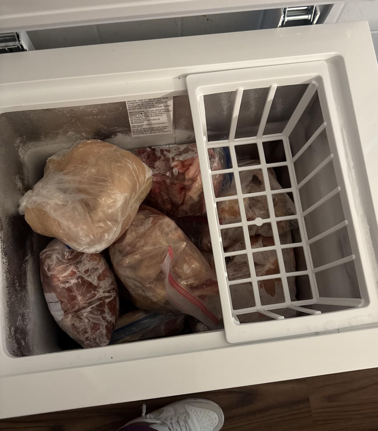 BLACK+DECKER 2.7 Cu. Ft. Compact Chest Freezer, Deep Freezer Holds Up To 94.5 Lbs. of Frozen Food, Removable Storage Basket, BCFK276, White - Customer Photo 2