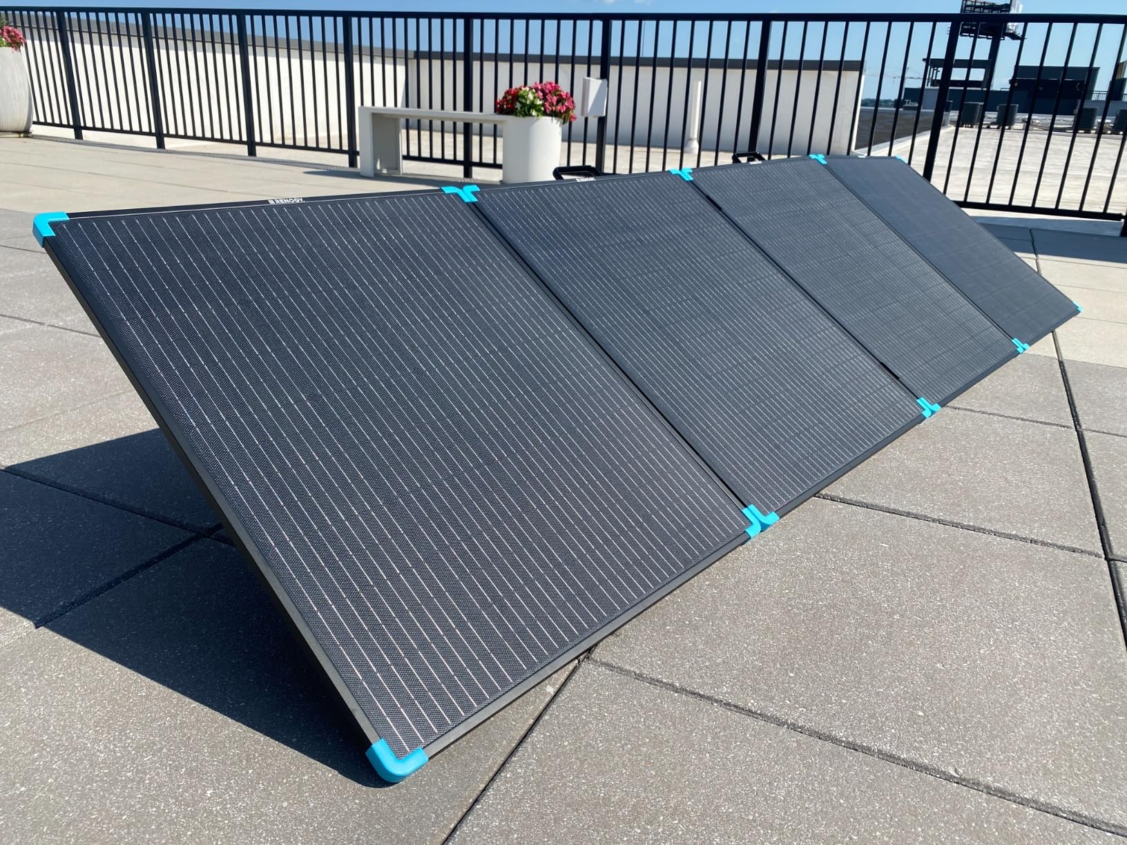 Renogy 400W Portable Solar Panel Suitcase, 23% High Efficiency Foldable Solar Charger for Power Station, Durable for Decades, with Sturdy Kickstands, IP67 Waterproof for RV Camping Off-Grid Blackouts - Customer Photo 2