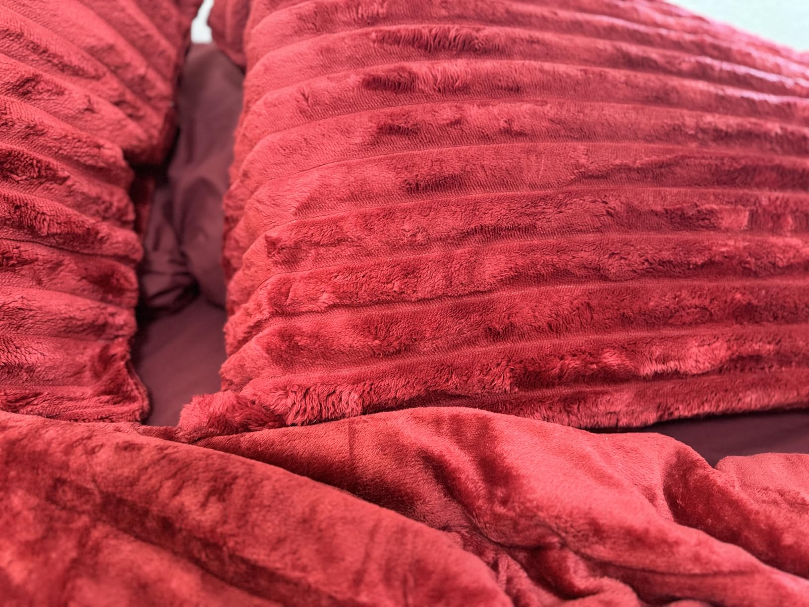 Bedsure Fluffy Comforter Set Queen - Super Soft Faux Fur Bed Set Black, All Seasons Warm Plush Fleece Bedding, 3 Pieces, 1 Shaggy Fuzzy Queen Size Comforter with 2 Pillowcases Customer Review Bedsure Fluffy Comforter Set Queen - Super Soft Faux Fur Bed Set Black, All Seasons Warm Plush Fleece Bedding, 3 Pieces, 1 Shaggy Fuzzy Queen Size Comforter with 2 Pillowcases - Customer Photo 3