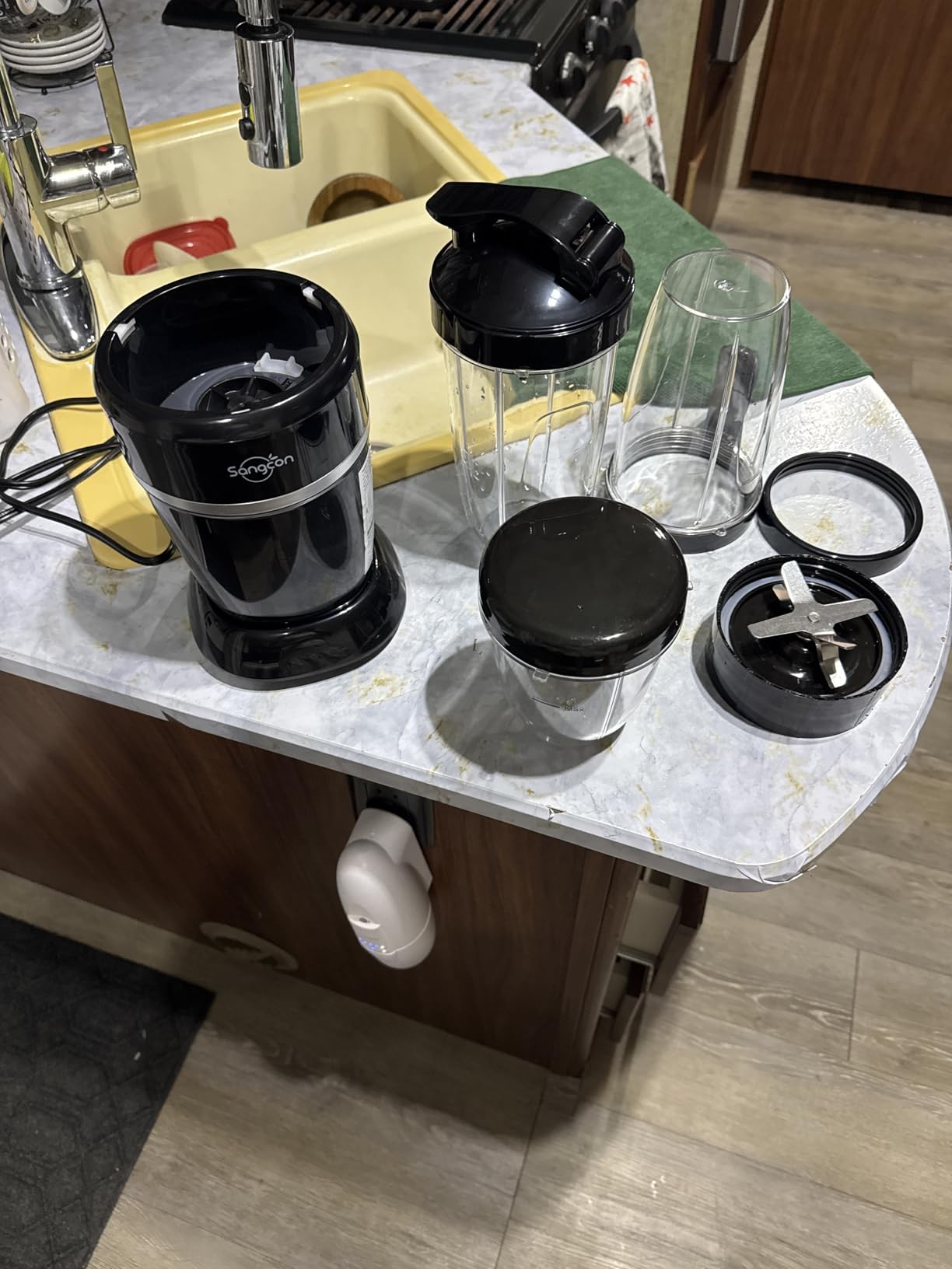 Sangcon 1000W Smoothie Blender for Kitchen, Blenders for Smoothies with (3) Cups (2) Spout Covers (1) Storage Cap (1) To-Go Cap, Portable Blender for Shakes, Ice Crushing, Frozen Drinks, Spices - Customer Photo 1