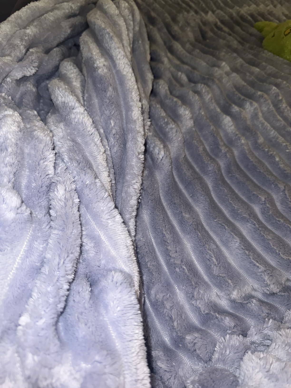 EXQ Home Fluffy Comforter Set Queen Size - Super Soft Faux Fur Stripe Jacquard Comforter 3 Pieces, Black Fleece Bedding Set,Winter Warm Bed Set,1 Comforter with 2 Pillowcases Customer Review EXQ Home Fluffy Comforter Set Queen Size - Super Soft Faux Fur Stripe Jacquard Comforter 3 Pieces, Black Fleece Bedding Set,Winter Warm Bed Set,1 Comforter with 2 Pillowcases - Customer Photo 1