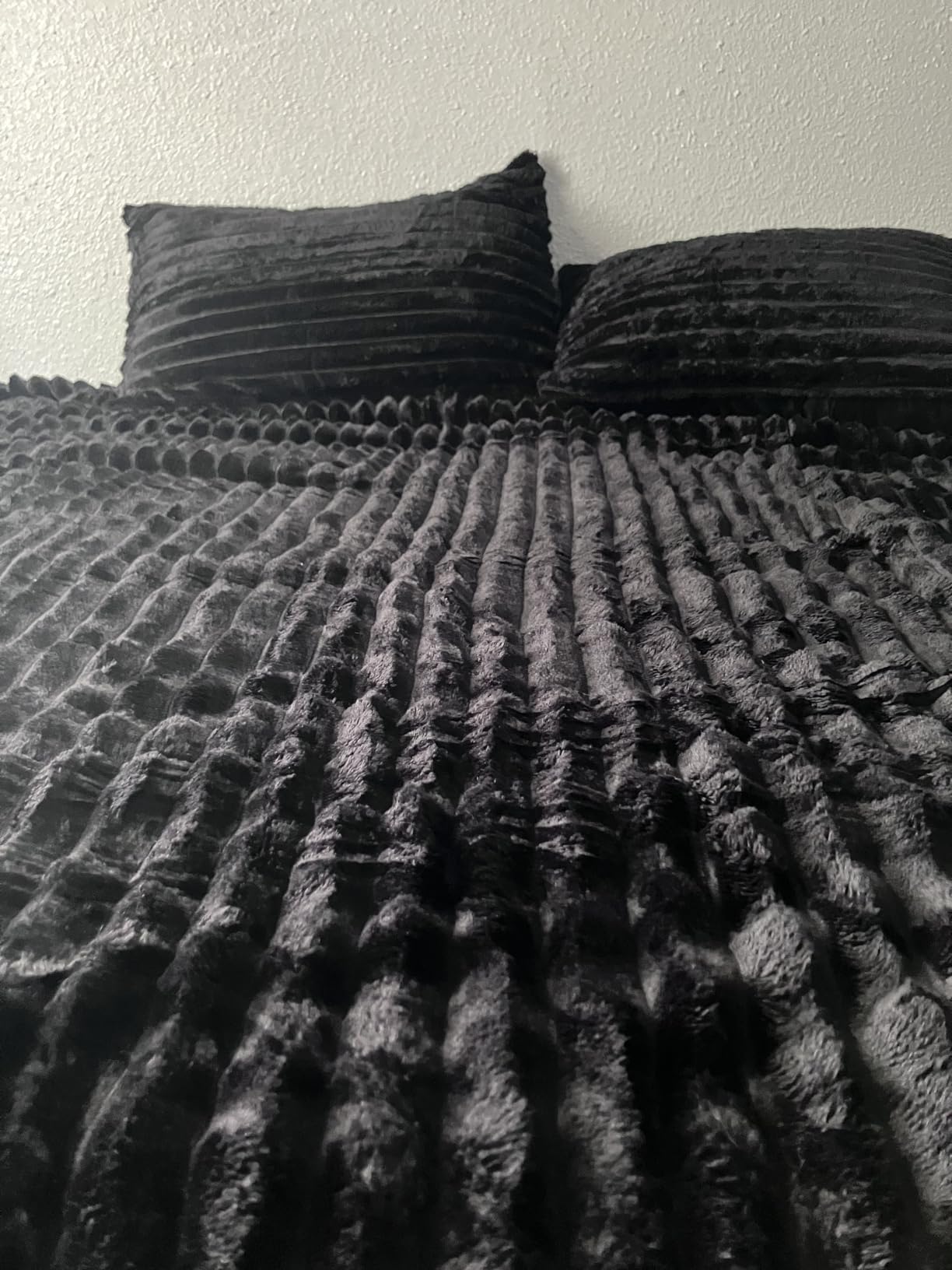 EXQ Home Fluffy Comforter Set Queen Size - Super Soft Faux Fur Stripe Jacquard Comforter 3 Pieces, Black Fleece Bedding Set,Winter Warm Bed Set,1 Comforter with 2 Pillowcases Customer Review EXQ Home Fluffy Comforter Set Queen Size - Super Soft Faux Fur Stripe Jacquard Comforter 3 Pieces, Black Fleece Bedding Set,Winter Warm Bed Set,1 Comforter with 2 Pillowcases - Customer Photo 3