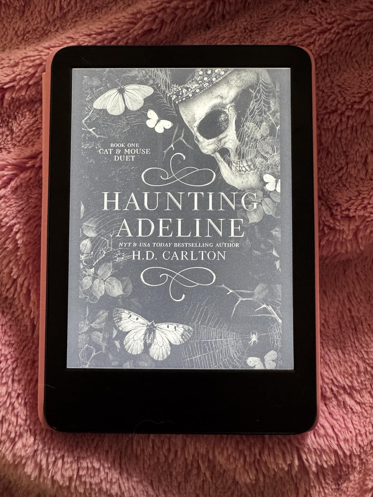 Kindle Essentials Bundle including Kindle (2024 release) - Black, Fabric Cover - Rose, and Power Adapter - Customer Photo 4