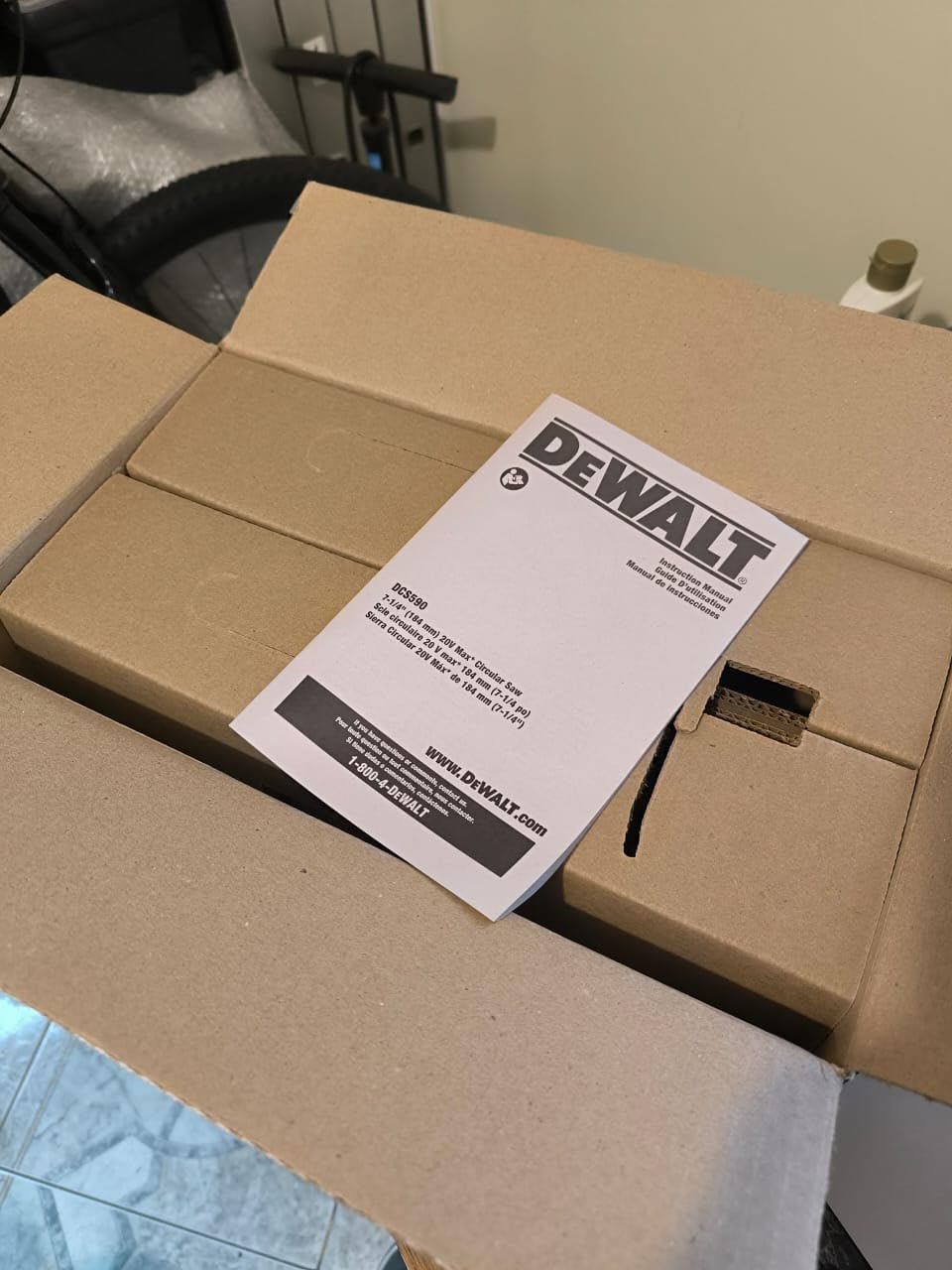 DEWALT 20V MAX* XR Brushless Cordless 7-1/4 in. Circular Saw (Tool Only) (DCS590B) - Customer Photo 2