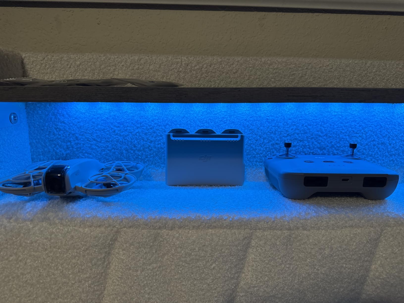 DJI Neo Three-Battery Combo, Mini Drone with 4K UHD Camera for Adults, 135g Self Flying Drone that Follows You, Palm Takeoff, Subject Tracking, QuickShots, Stabilized Video (Controller-Free) - Customer Photo 2