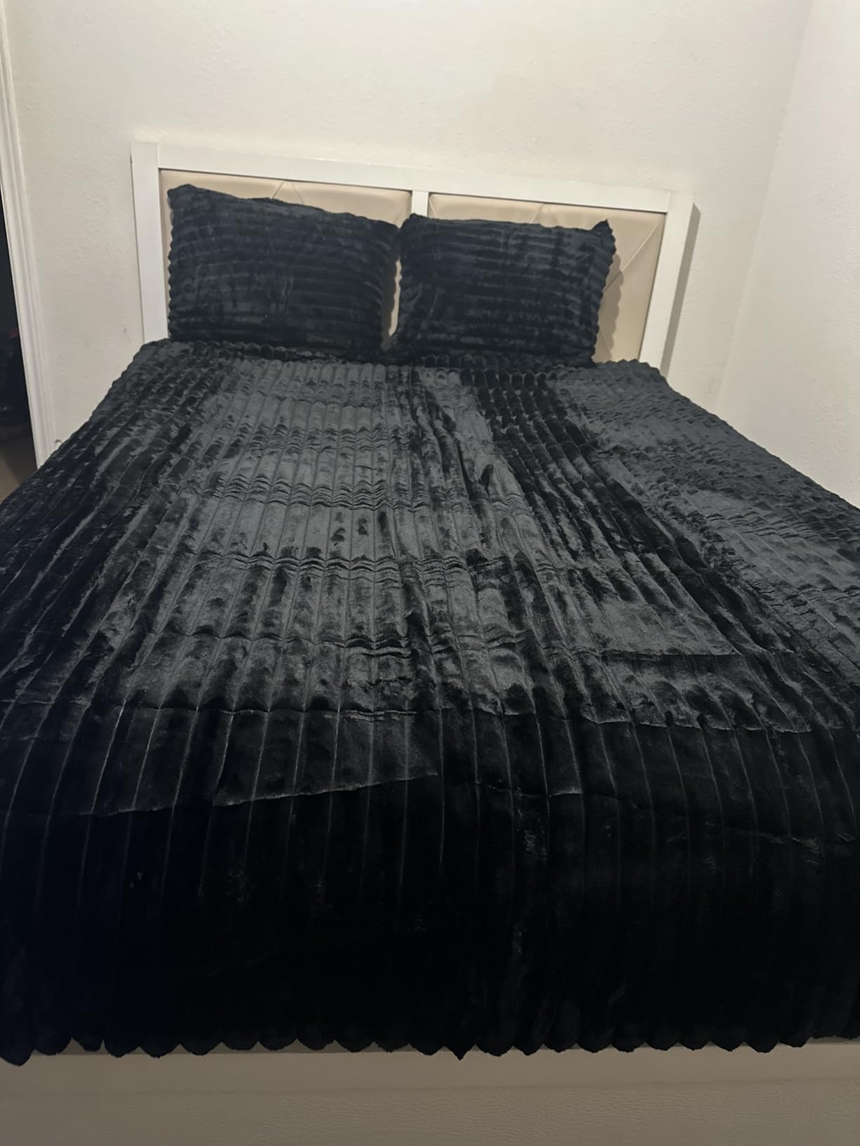 CozyLux Fluffy Queen Comforter Set - Super Soft Faux Fur Black Comforter Queen Size, Winter Warm Fleece Bedding Set, 3 Pieces Plush Fuzzy Bed Set (1 Shaggy Comforter, 2 Pillowcases) - Customer Photo 1