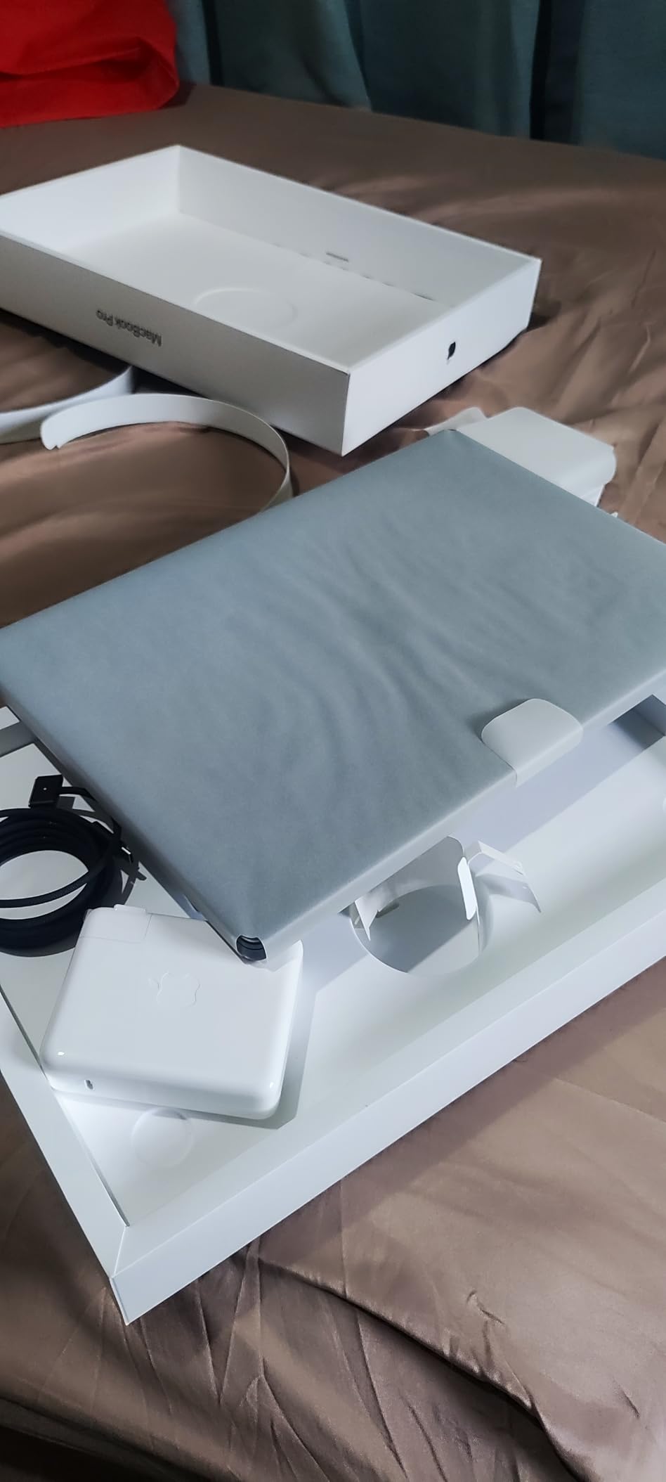 Apple 2024 MacBook Pro Laptop with M4 Max, 14‑core CPU, 32‑core GPU: Built for Apple Intelligence, 16.2-inch Liquid Retina XDR Display, 36GB Unified Memory, 1TB SSD Storage; Space Black - Customer Photo 1