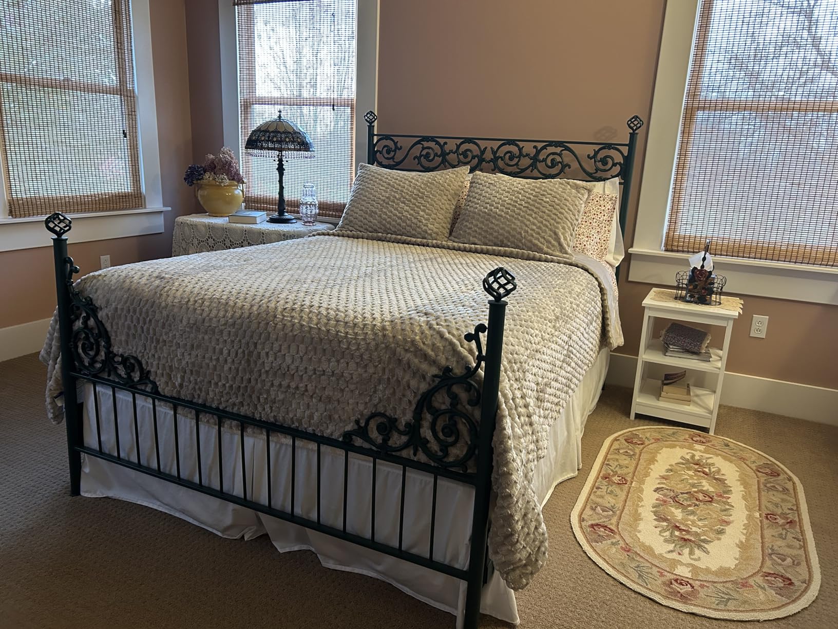 BEDELITE Fluffy Queen Comforter Set - Black Fleece Soft Comforter for Queen Size Bed, Luxury Warm Bedding Set for Winter, Fuzzy Bed Set 3 Pieces (1 Comforter, 2 Pillowcases) Customer Review BEDELITE Fluffy Queen Comforter Set - Black Fleece Soft Comforter for Queen Size Bed, Luxury Warm Bedding Set for Winter, Fuzzy Bed Set 3 Pieces (1 Comforter, 2 Pillowcases) - Customer Photo 1