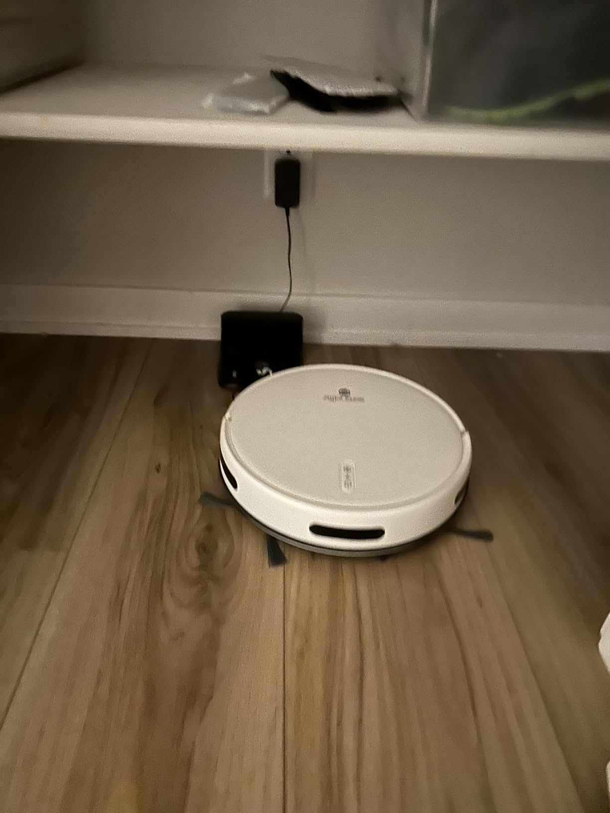 SereneLife Smart Robot Vacuum and Mop Combo, 2000Pa Suction, App Control, 4 Cleaning Modes, Anti-Fall Sensors, Multi-Surface Cleaning, Self-Charging, Ideal for Pet Hair, Soft and Hard Floors, White - Customer Photo 1