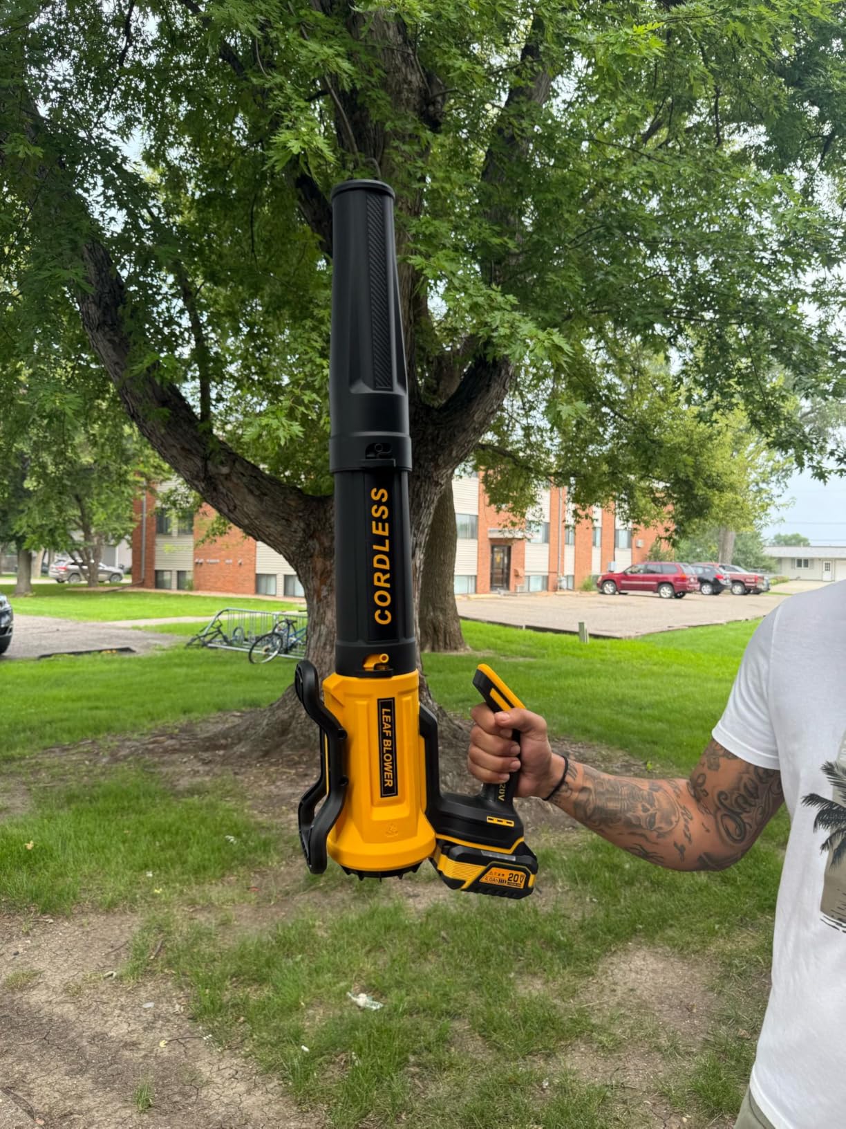 Leaf Blower Cordless with 2× 4.0Ah Batteries and Charger, 560CFM & 180MPH Lightweight Leaf Blower, 2 Speed Electronic Control, 20V Electric Blower for Driveway, Lawn & Yard Care Customer Review Leaf Blower Cordless with 2× 4.0Ah Batteries and Charger, 560CFM & 180MPH Lightweight Leaf Blower, 2 Speed Electronic Control, 20V Electric Blower for Driveway, Lawn & Yard Care - Customer Photo 1