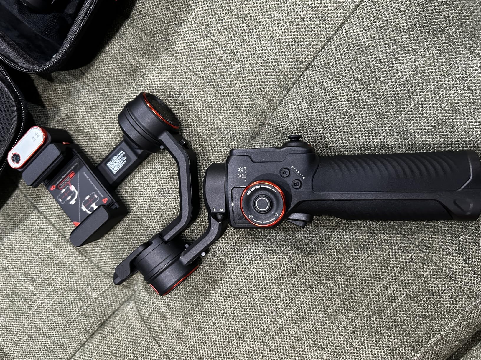 hohem iSteady M7 Gimbal Stabilizer for iPhone, 3-Axis Smartphone Gimbal with Magnetic AI Tracker Fill Light, Detachable Touchscreen Remote Controller, Built-in Extension Rod, 500g Payload - Customer Photo 1