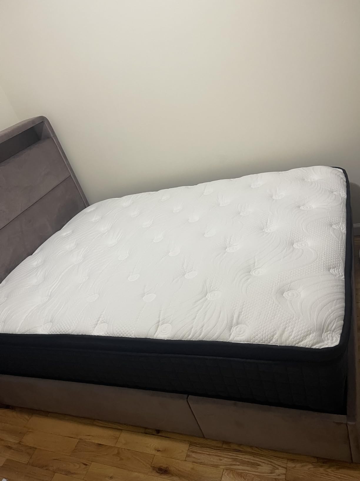 Queen Mattress, 12 Inch Hybrid Mattresses Black with Gel Memory Foam and Individually Pocket Innerspring Euro Top Medium Firm for Motion Isolation, Edge Support - Customer Photo 1