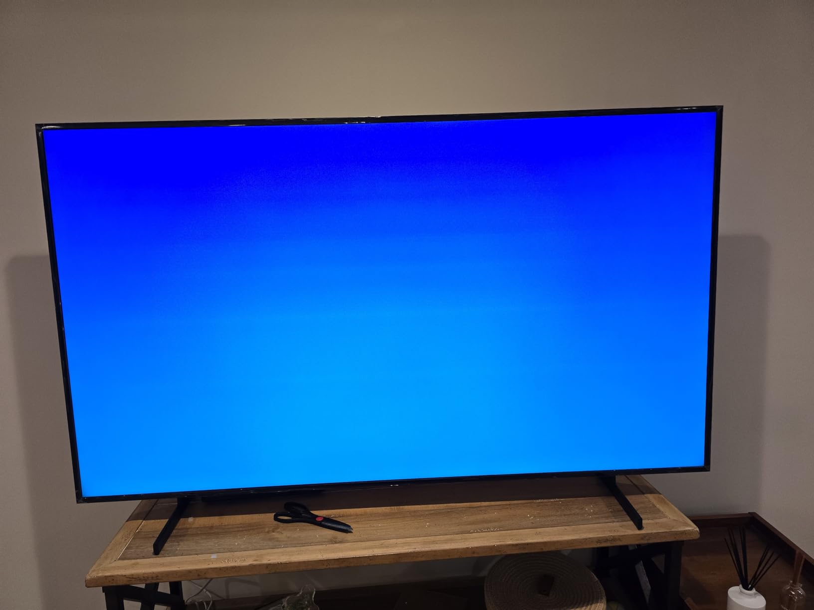 Samsung 43-Inch Class The Frame LS03F 4K QLED Smart TV (2025 Model) Slim Fit Wall Mount, Modern Frame Design, NQ4 AI Gen2 Processor, Art Mode, Artful Picture Quality, Samsung Vision AI, Alexa Built-in - Customer Photo 4