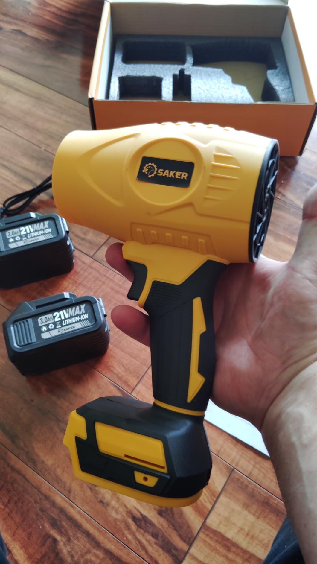 Saker Handheld Cordless Leaf Blower Portable Dust Cleaner 180000 RPM Compressed Air Duster with Adjustable Speed for Drying Patio Cleaning Camping 2 x 4.0Ah Battery Yellow Customer Review Saker Handheld Cordless Leaf Blower Portable Dust Cleaner 180000 RPM Compressed Air Duster with Adjustable Speed for Drying Patio Cleaning Camping 2 x 4.0Ah Battery Yellow - Customer Photo 2