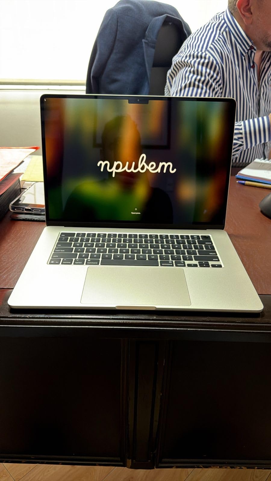 Apple 2025 MacBook Air 15-inch Laptop with M4 chip: Built for Apple Intelligence, 15.3-inch Liquid Retina Display, 24GB Unified Memory, 512GB SSD Storage, 12MP Center Stage Camera, Touch ID; Starlight - Customer Photo 3