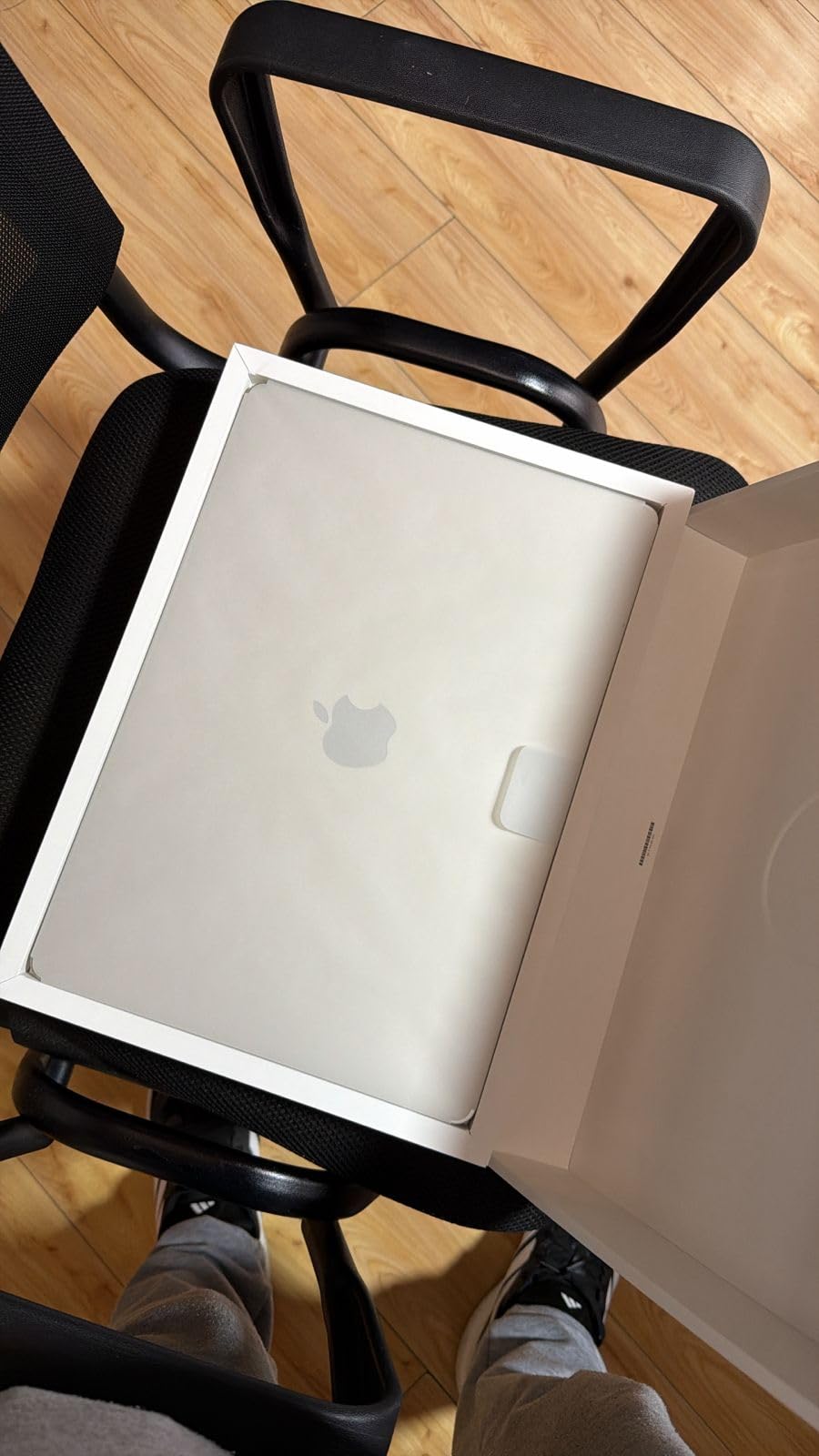 Apple 2025 MacBook Air 15-inch Laptop with M4 chip: Built for Apple Intelligence, 15.3-inch Liquid Retina Display, 16GB Unified Memory, 256GB SSD Storage, 12MP Center Stage Camera, Touch ID; Sky Blue - Customer Photo 5