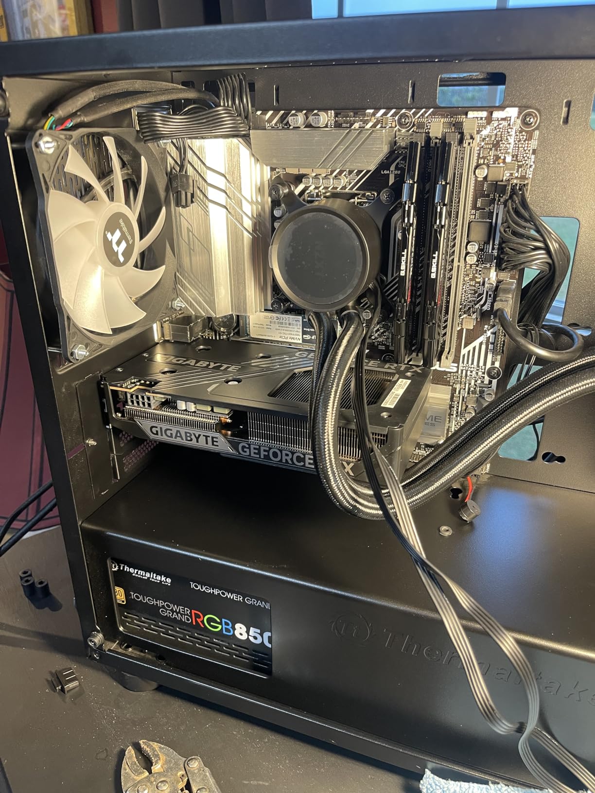 GIGABYTE GeForce RTX 5060 WINDFORCE OC 8G Graphics Card, 8GB 128-bit GDDR7, PCIe 5.0, WINDFORCE Cooling System, GV-N5060WF2OC-8GD Video Card - Customer Photo 3