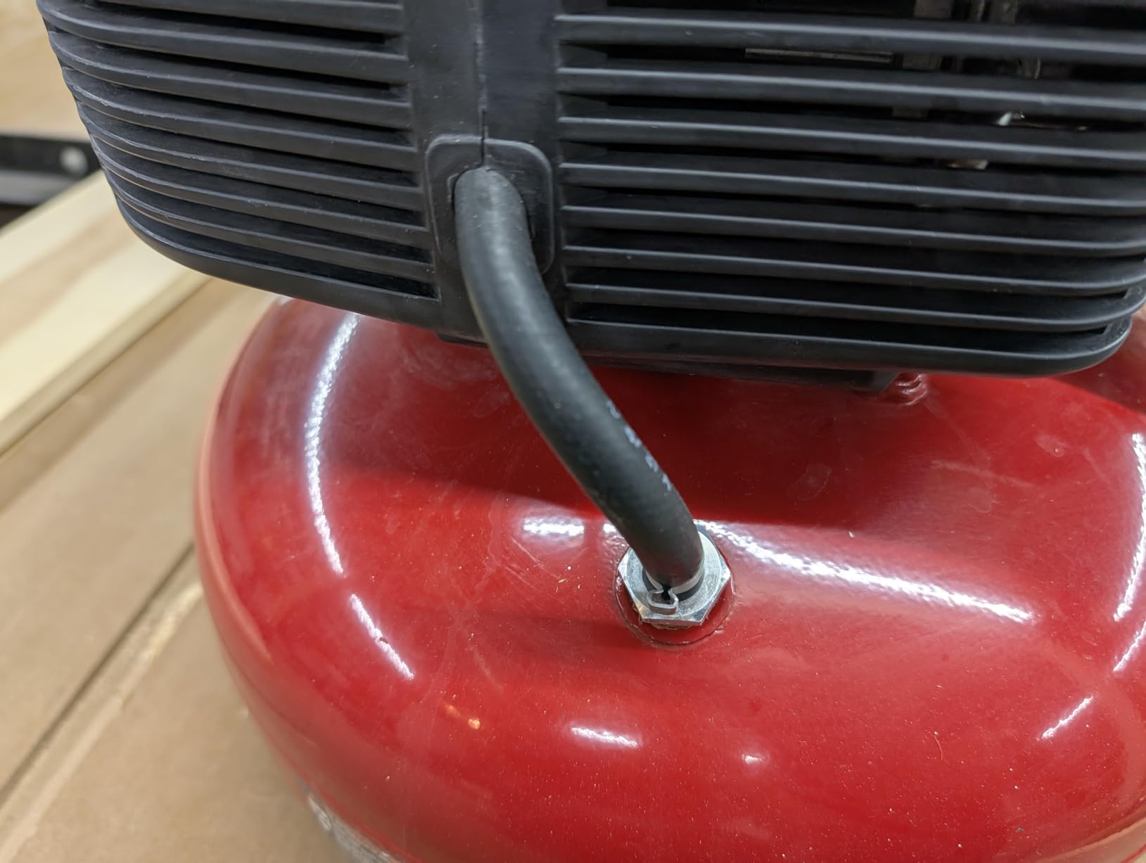 VEVOR 3 Gallon Air Compressor, 1/3HP 0.54CFM @ 90PSI Portable Pancake Air Compressor & 100PSI Max Working Pressure, Oil-Free Compressor Tank for Tire Inflation, Spray Painting, Woodwork Nailing, 120V - Customer Photo 1