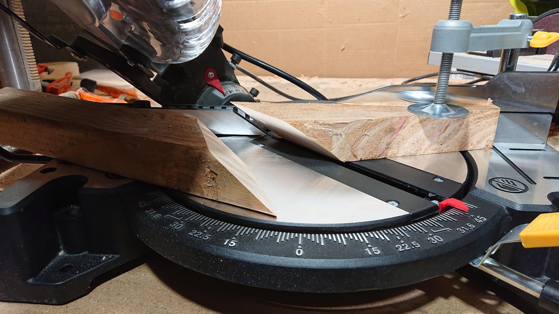 10-inch Compound Miter Saw, 5000RPM, 15 Amp, Single Bevel 0-45° with Extension Table, 36T Blade, Power Saw for Metal, Plastic, Wood, Laminates - Customer Photo 2