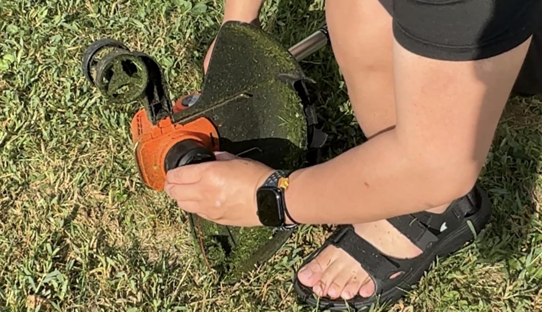 VARSK 20V String Trimmer Cordless, 12 Inch 2 in 1 Trimmer and Edger, Automatic Line Feed, Includes 2 X 2.0Ah Batteries/1 X Fast Charger/6 X Spare Spools, for Lawn, Garden, etc, Light Green - Customer Photo 1