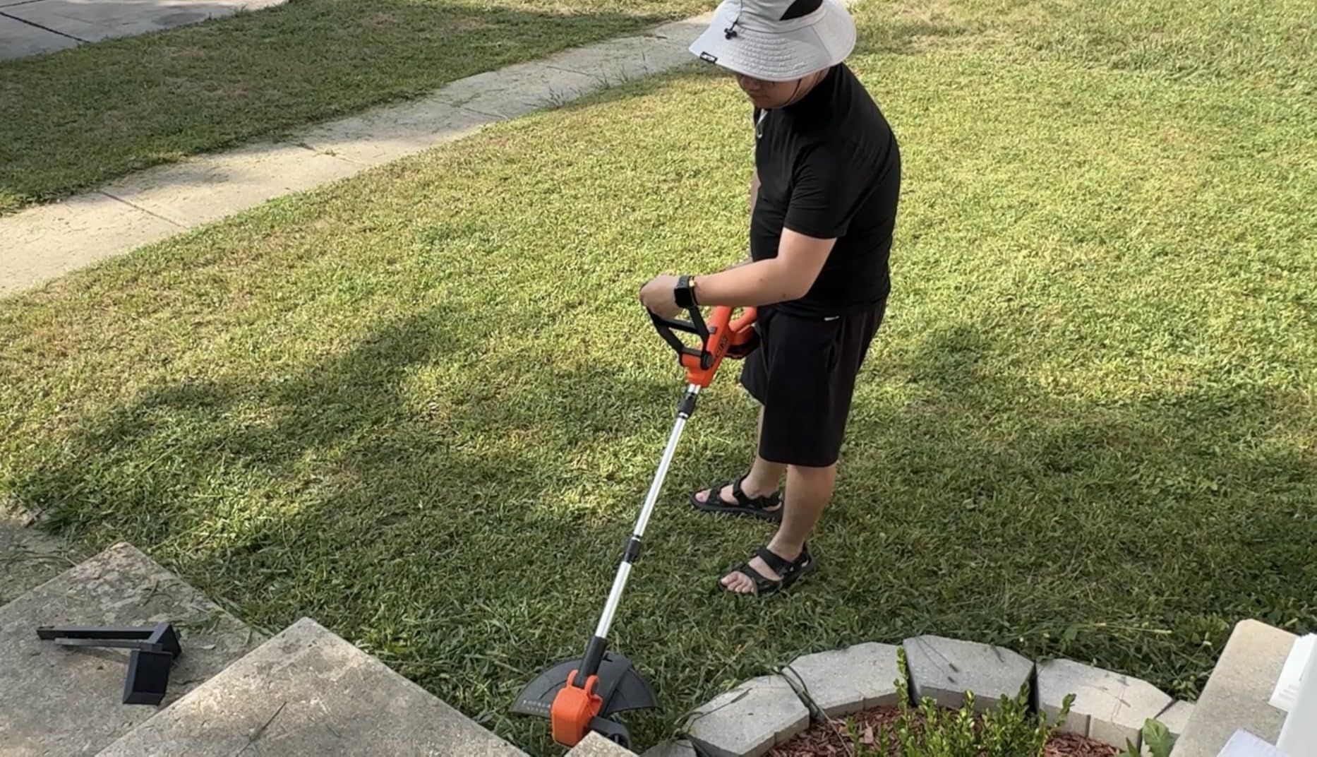 VARSK 20V String Trimmer Cordless, 12 Inch 2 in 1 Trimmer and Edger, Automatic Line Feed, Includes 2 X 2.0Ah Batteries/1 X Fast Charger/6 X Spare Spools, for Lawn, Garden, etc, Light Green - Customer Photo 2