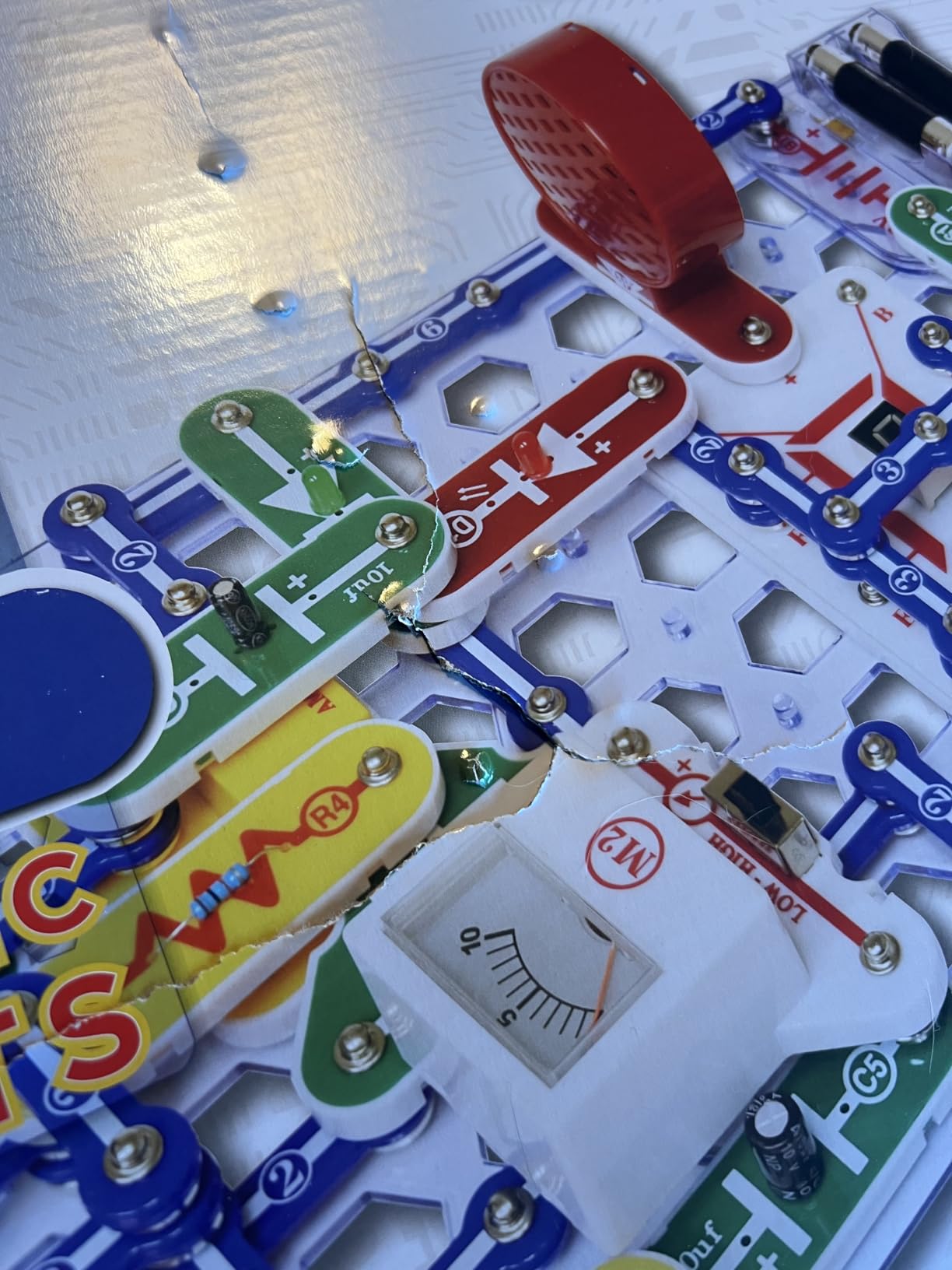 Snap Circuits Jr. SC-100 Electronics Exploration Kit, Over 100 Projects, Full Color Project Manual, 28 Parts, STEM Educational Toy for Kids 8 + - Customer Photo 1