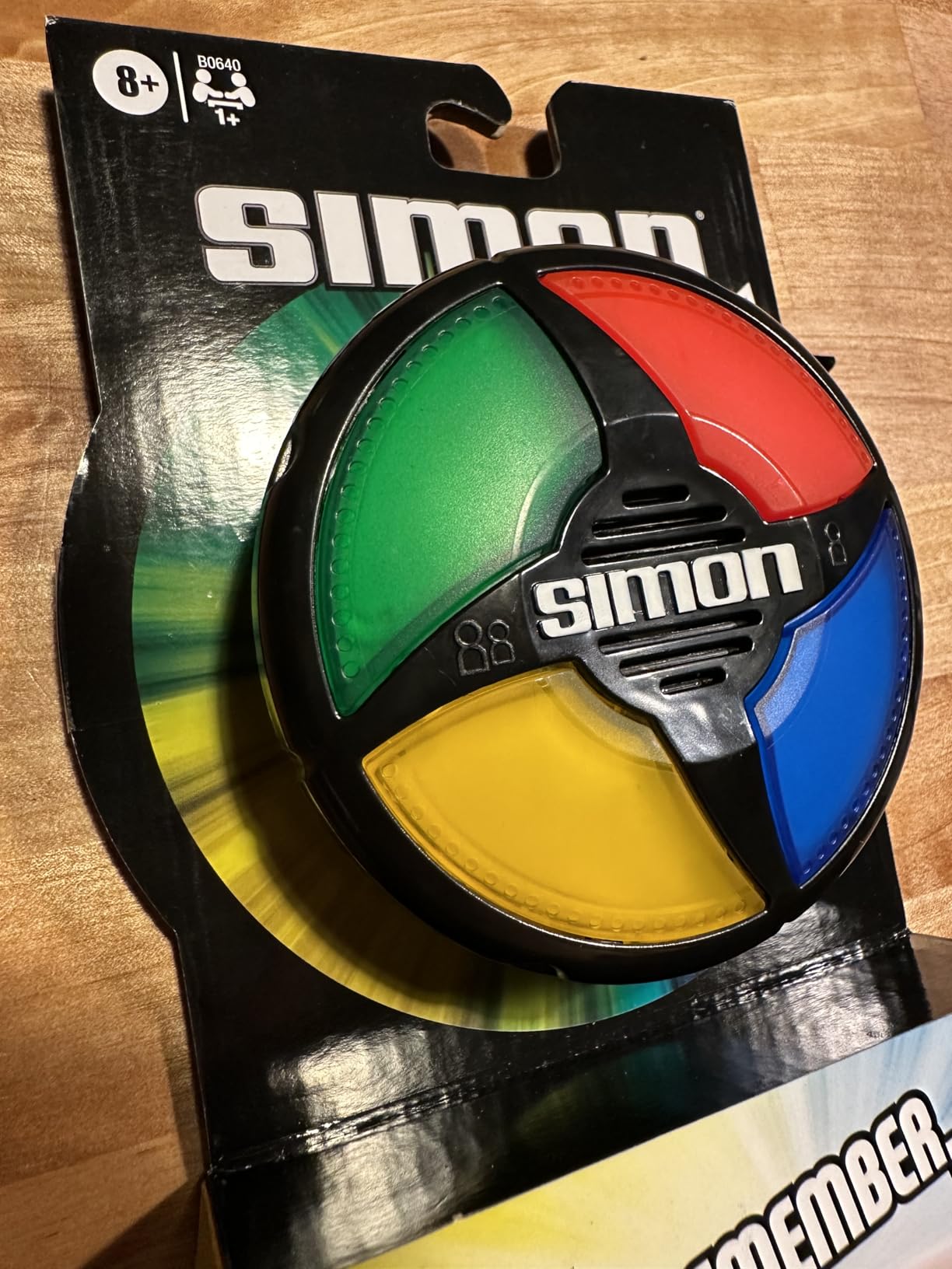 Hasbro Gaming Simon Micro Series Electronic Game for 1 or More Players, Classic Simon Gameplay in a Compact Size, Fun Party Game for Kids Ages 8+ - Customer Photo 2