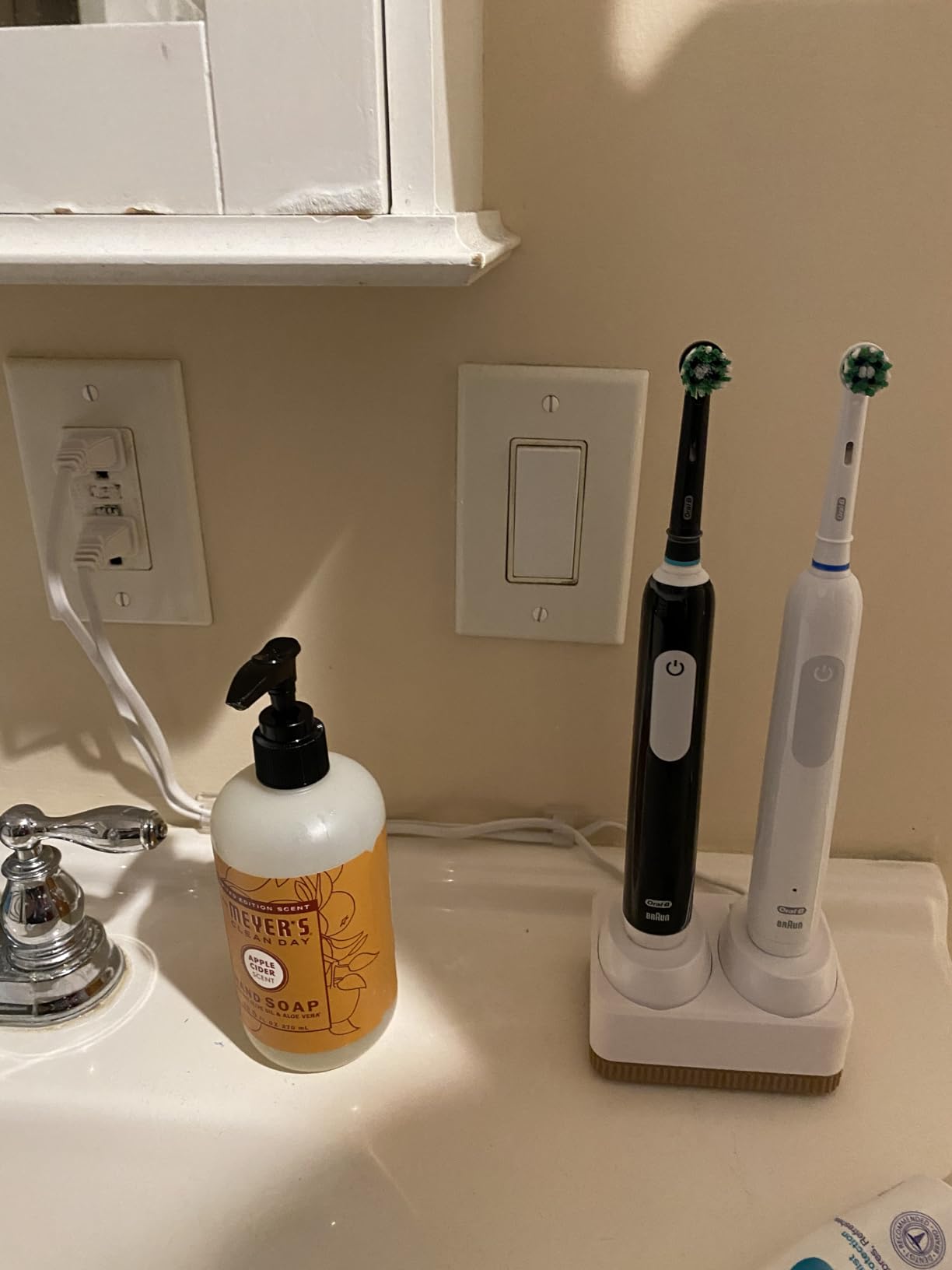 Oral-B Pro 1000 Rechargeable Electric Toothbrush, Black Customer Review Oral-B Pro 1000 Rechargeable Electric Toothbrush, Black - Customer Photo 1