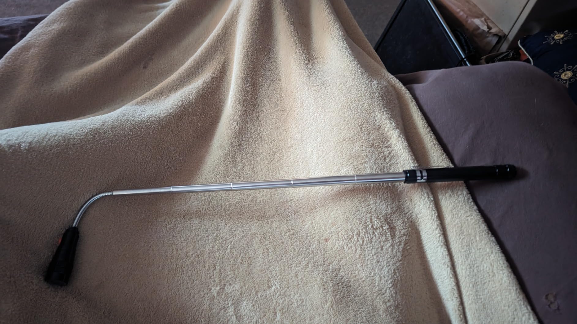 VIBELITE Extendable Magnetic Flashlight with Telescoping Magnet Pickup Tool-Cool Gadget Christmas Gifts Stocking Stuffers for Men, Teen Boys, Husband, Dad, Father, Mechanic, Him, Women, Black - Customer Photo 2