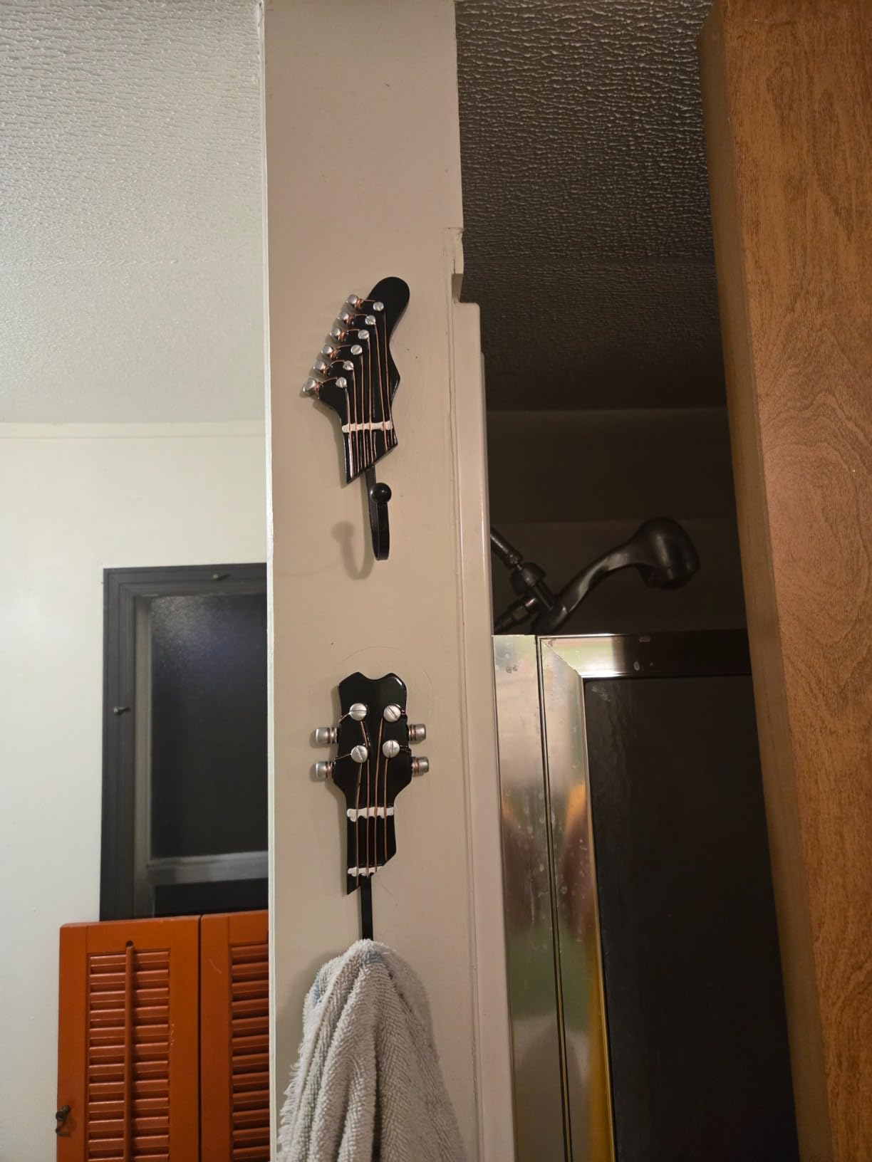 KUNGYO Vintage Guitar Shaped Decorative Hooks Rack Hangers for Hanging Clothes Coats Towels Keys Hats Metal Resin Hooks Wall Mounted Heavy Duty (3-Pack) Customer Review KUNGYO Vintage Guitar Shaped Decorative Hooks Rack Hangers for Hanging Clothes Coats Towels Keys Hats Metal Resin Hooks Wall Mounted Heavy Duty (3-Pack) - Customer Photo 2