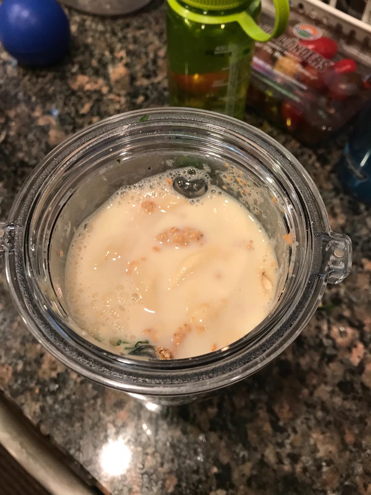 Vitamix Personal Cup Adapter, BPA-Free, Dishwasher-Safe, Two 20-Ounce Blender Cups, Two Lids, and One Blender Adapter with Stainless-Steel Blades - Customer Photo 2