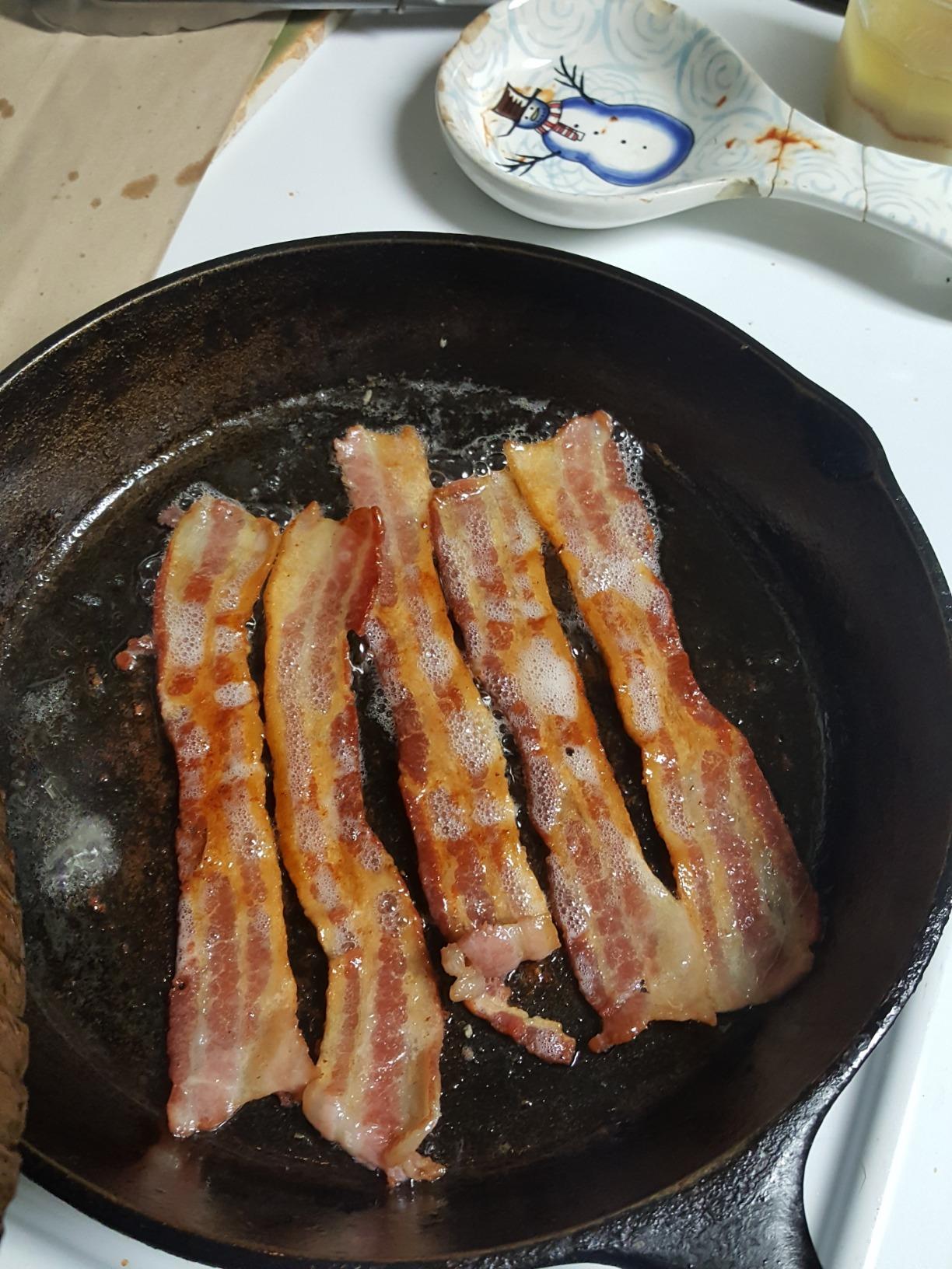 Heavy-Duty Cast Iron Burger Press 8.5 Inch Round Burger Smasher, Grill Press for Cooking Burgers, Bacon, Sandwiches, Steak, Ground Beef, Meats, Sausages, and So On - Customer Photo 1