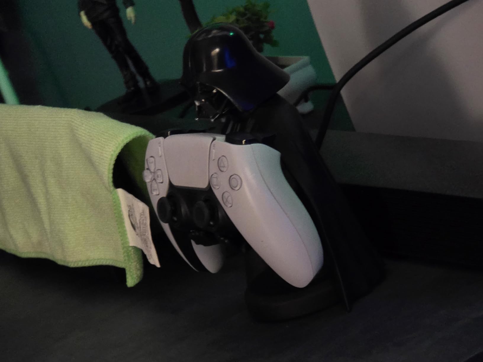 Exquisite Gaming: Star Wars: Darth Vader - Original Mobile Phone & Gaming Controller Holder, Device Stand, Cable Guys, Licensed Figure (Multi-colored) Customer Review Exquisite Gaming: Star Wars: Darth Vader - Original Mobile Phone & Gaming Controller Holder, Device Stand, Cable Guys, Licensed Figure (Multi-colored) - Customer Photo 2