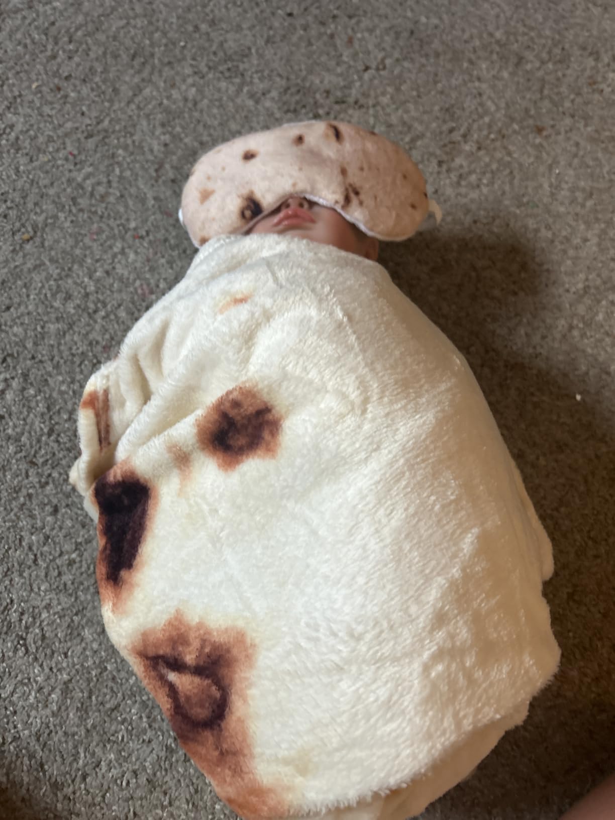 SeaRoomy Burritos Tortilla Blanket, Realistic Food Wrap Blanket Double Sided, Novelty Funny Tortilla Round Soft Blankets (Beige, 47 inches) Customer Review SeaRoomy Burritos Tortilla Blanket, Realistic Food Wrap Blanket Double Sided, Novelty Funny Tortilla Round Soft Blankets (Beige, 47 inches) - Customer Photo 2