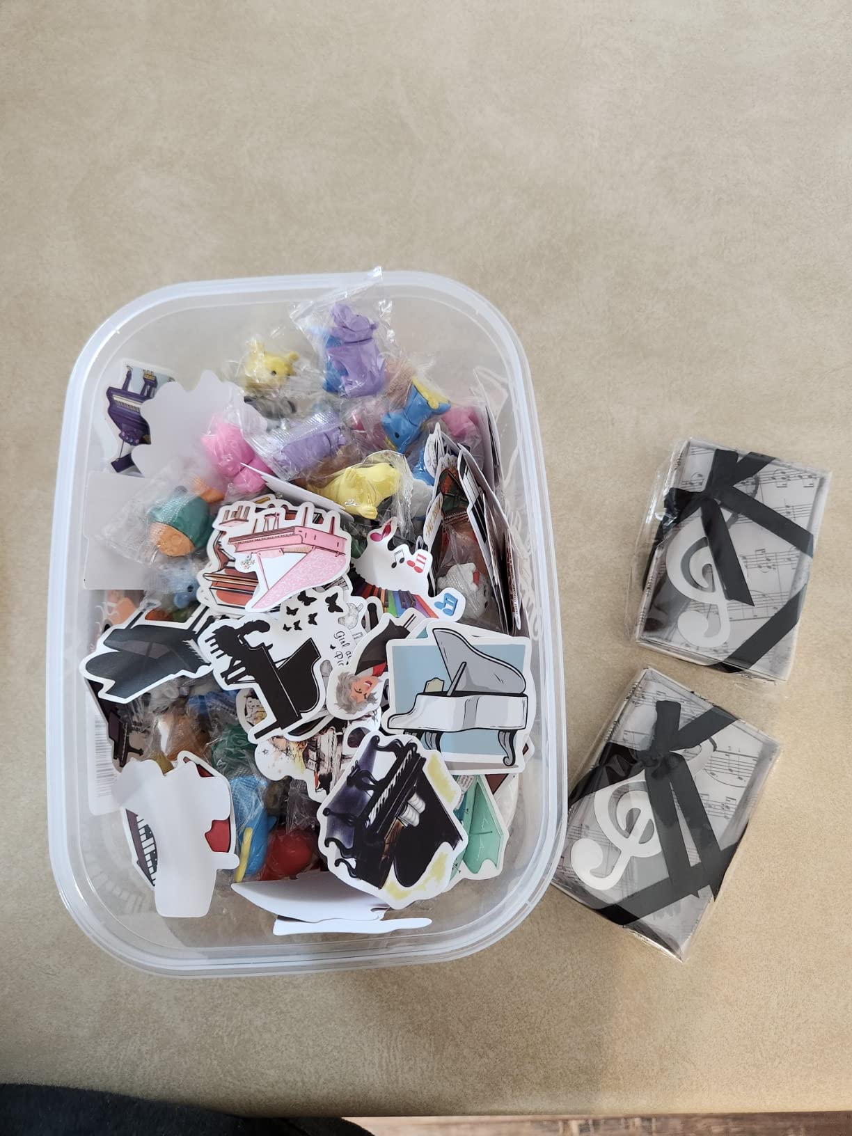 Outus 100 Pcs Music Paper Clips 6 Colors Treble Clef Paper Clips Christmas Music Teacher Gifts Metal Musical Notes Clip for Christmas Desk Bookmark Office School Notebook - Customer Photo 1