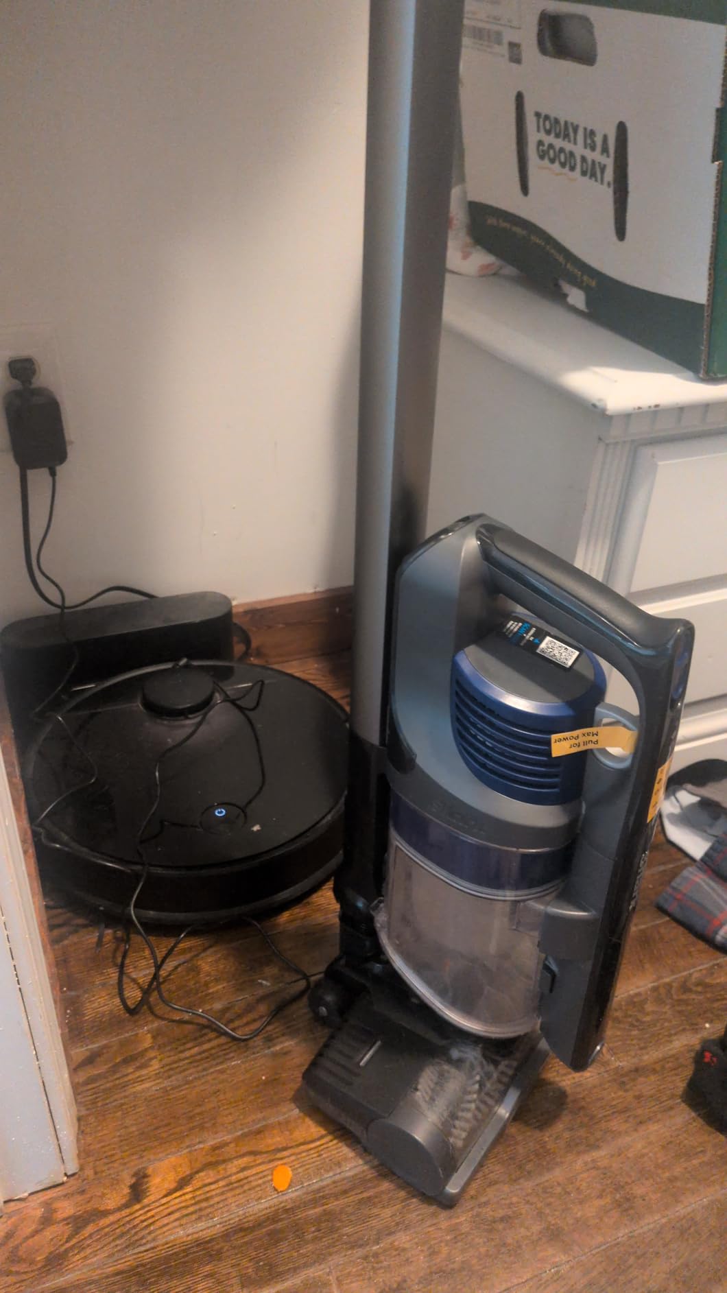 Shark Cordless Vacuum Cleaner, HEPA Filter, Lightweight, Portable, Rechargeable, Pet Hair Pickup, Removable Handheld, Crevice, Upholstery & Dusting Brush Included, 40-min runtime, Red, IZ362H - Customer Photo 3