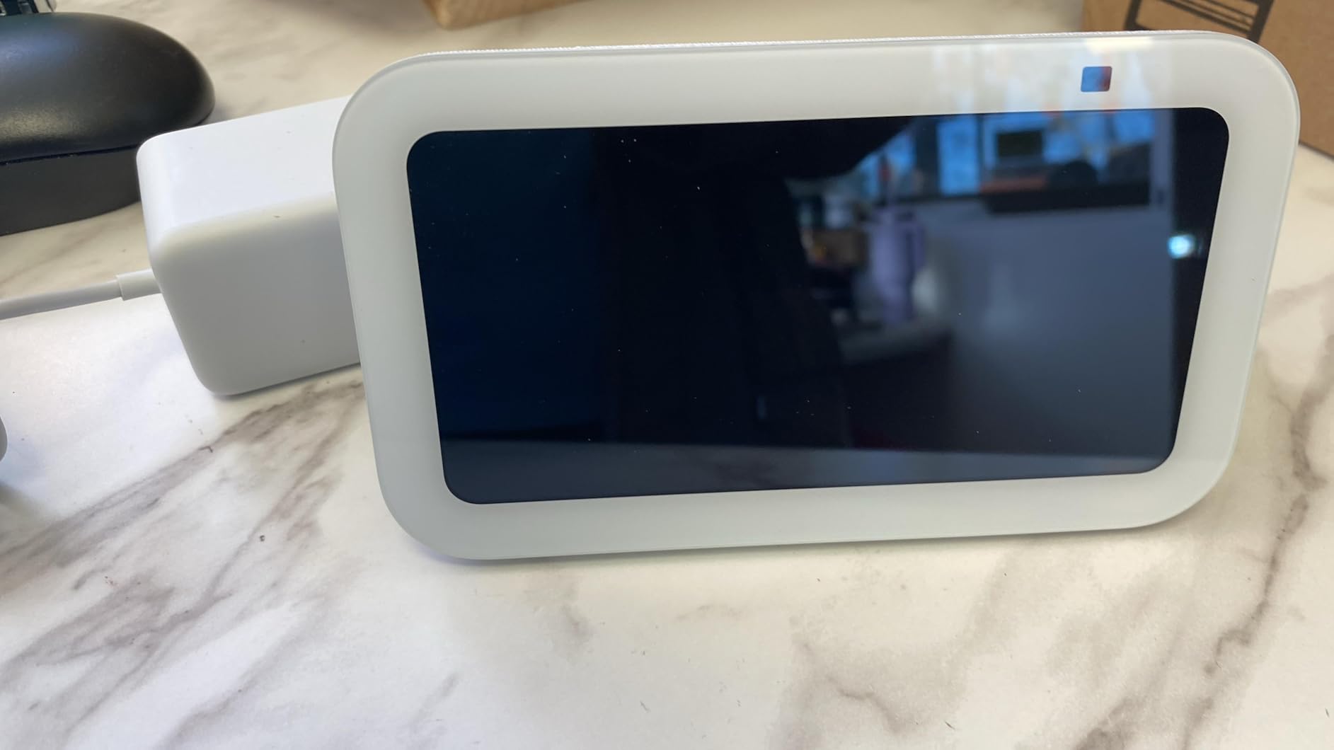 Amazon Echo Show 5 (newest model), Smart display with Alexa+ Early Access, 2x the bass and clearer sound, Glacier White - Customer Photo 3