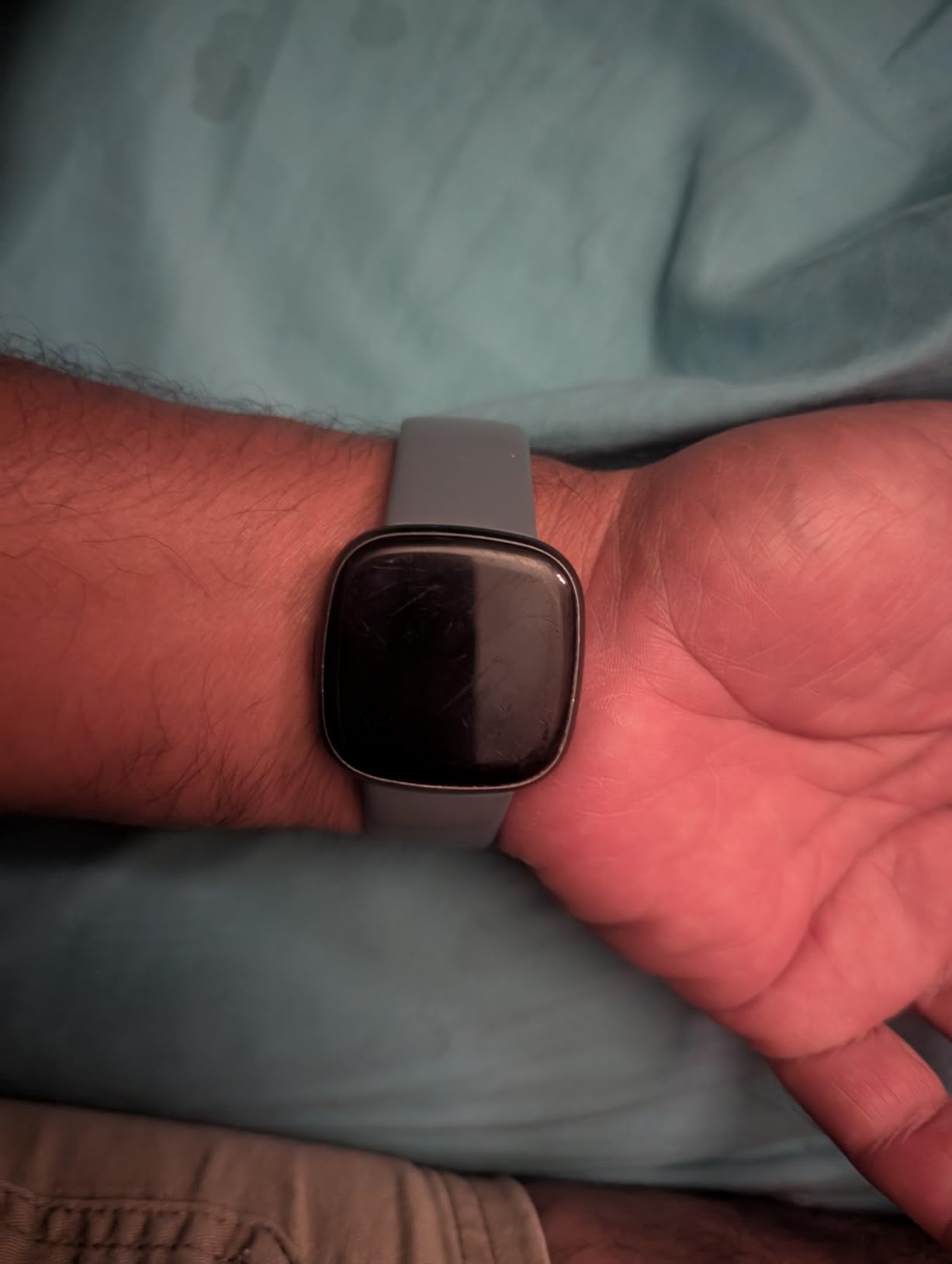 Fitbit Versa 4 Fitness Smartwatch with Daily Readiness, GPS, 24/7 Heart Rate, 40+ Exercise Modes, Sleep Tracking and more, Black/Graphite, One Size (S & L Bands Included) Customer Review Fitbit Versa 4 Fitness Smartwatch with Daily Readiness, GPS, 24/7 Heart Rate, 40+ Exercise Modes, Sleep Tracking and more, Black/Graphite, One Size (S & L Bands Included) - Customer Photo 4