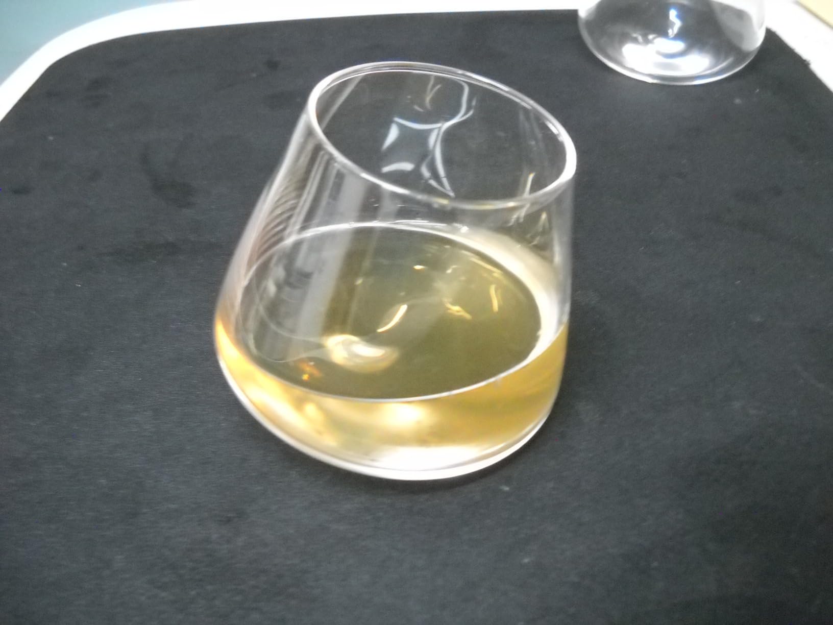 QUAFFER Tilted Whiskey Wine Glasses Tumblers Set of 2 – Naturally Aerates – No Spill Leaning Glass – Modern & Elegant - Old Fashioned Crystal Glass for Drinking Scotch Bourbon Cocktails Glassware - Customer Photo 1