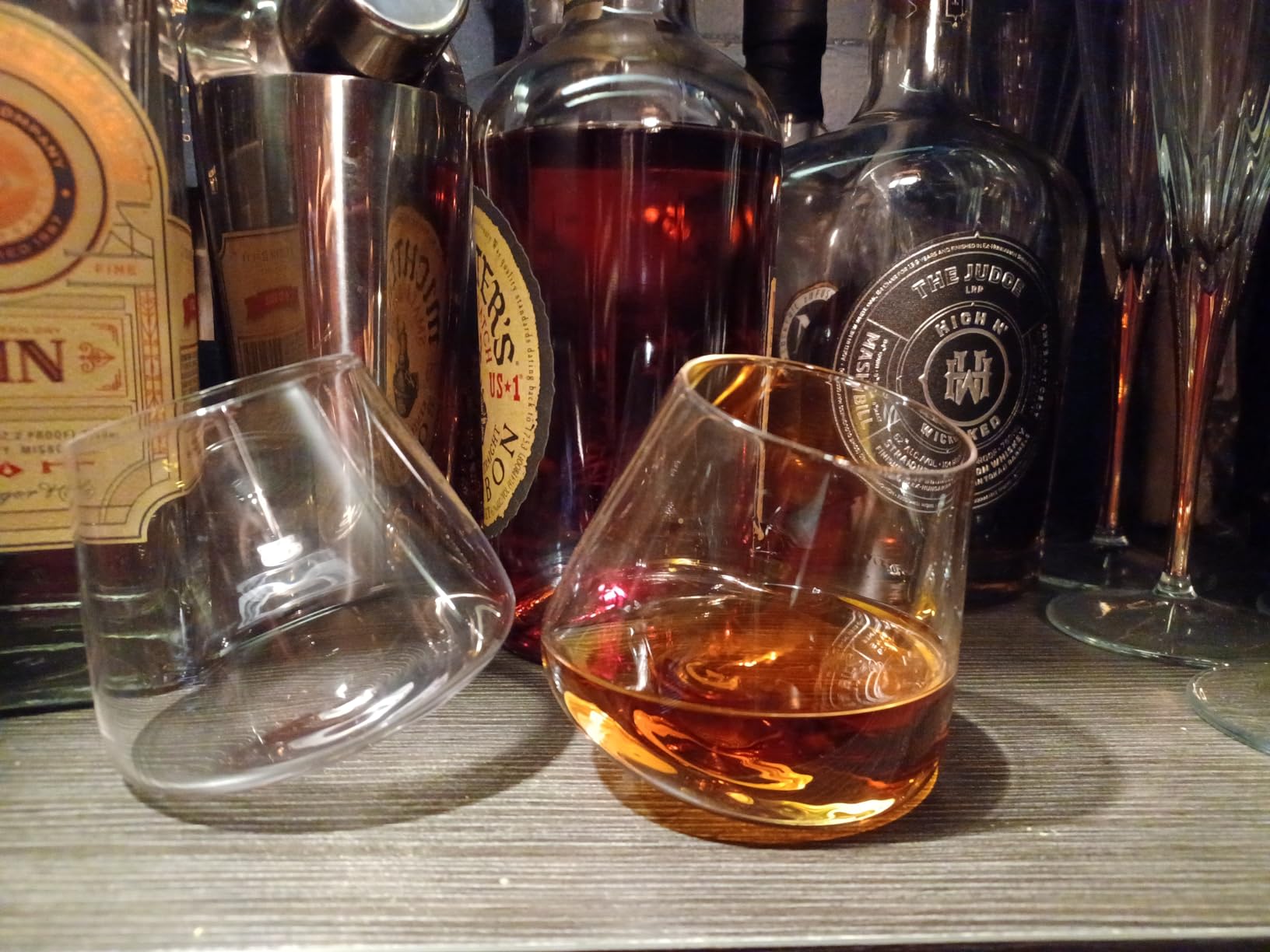 QUAFFER Tilted Whiskey Wine Glasses Tumblers Set of 2 – Naturally Aerates – No Spill Leaning Glass – Modern & Elegant - Old Fashioned Crystal Glass for Drinking Scotch Bourbon Cocktails Glassware - Customer Photo 2