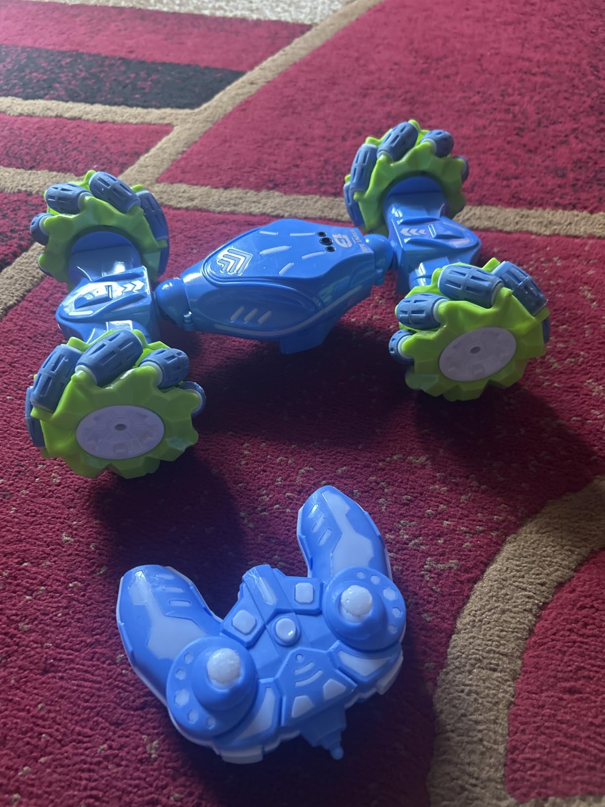 DEERC DE83 Gesture Sensing RC Stunt Car with Light & Music, 2.4GHz 4WD RC Car Remote Control Transformed Vehicle 360°Spins All Terrains Monster Truck for Boys Kids - Customer Photo 1