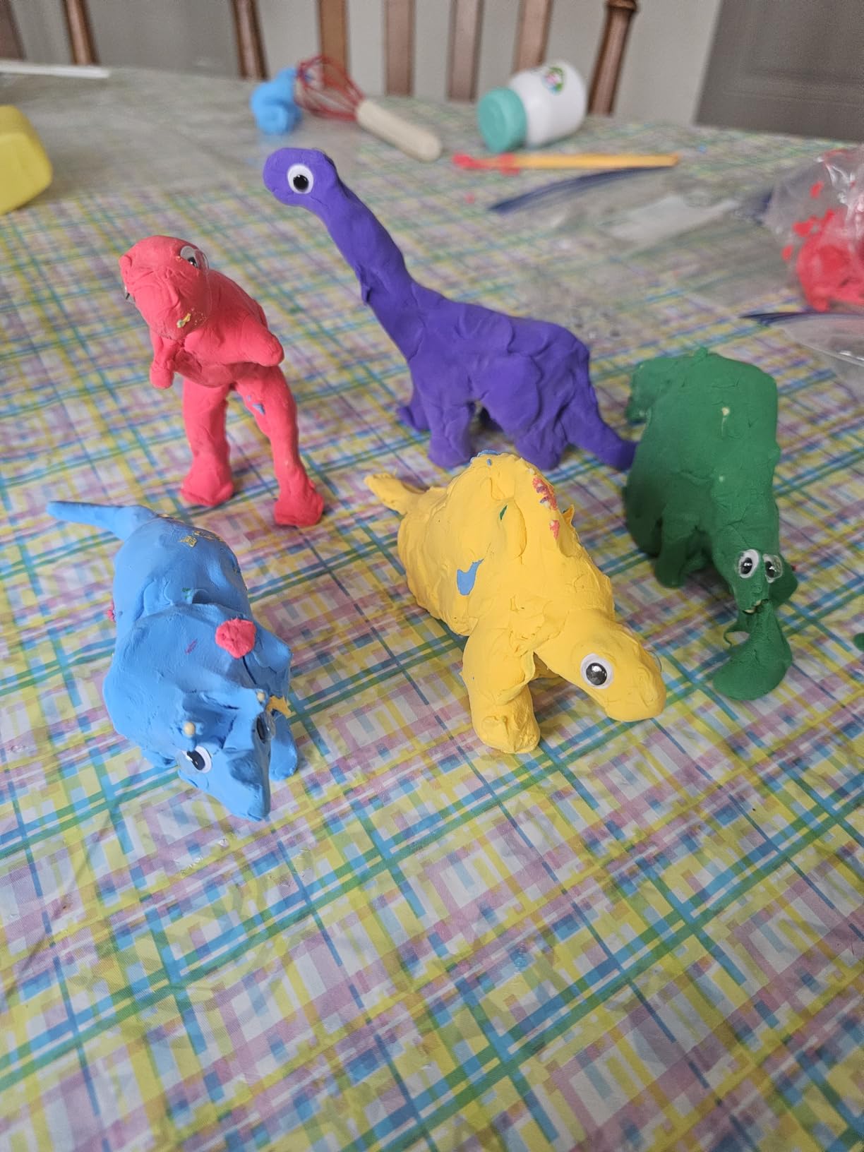 NATIONAL GEOGRAPHIC Clay Dinosaur Arts & Crafts Kit - Dinosaur Air Dry Clay for Kids with 5 Clay Colors, 5 Dino Skeletons & Googly Eyes, Dinosaur Activity for Girls and Boys Ages 4 5 6 7 8 9 & 10 - Customer Photo 2