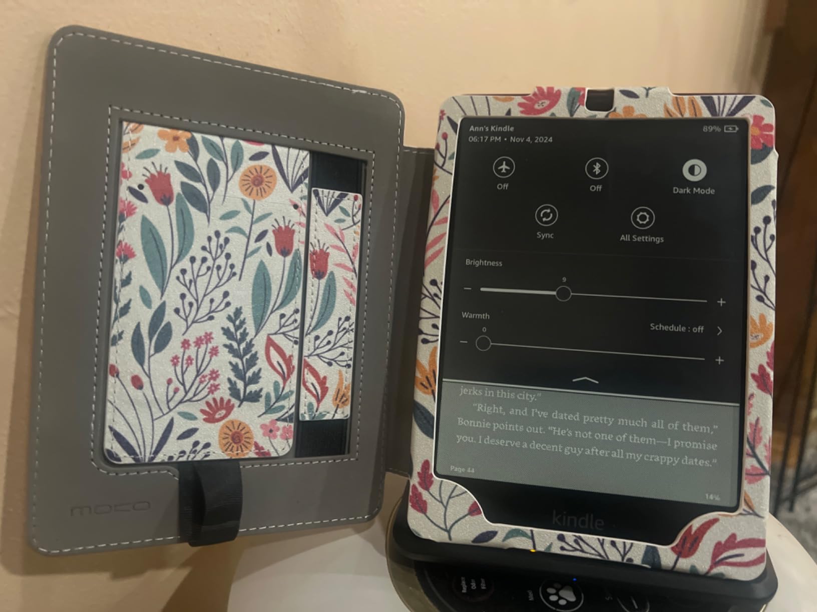 Kindle Paperwhite Signature Edition 32GB – Our fastest Kindle with auto-adjusting front light, wireless charging, and weeks of battery life – Metallic Black - Customer Photo 1