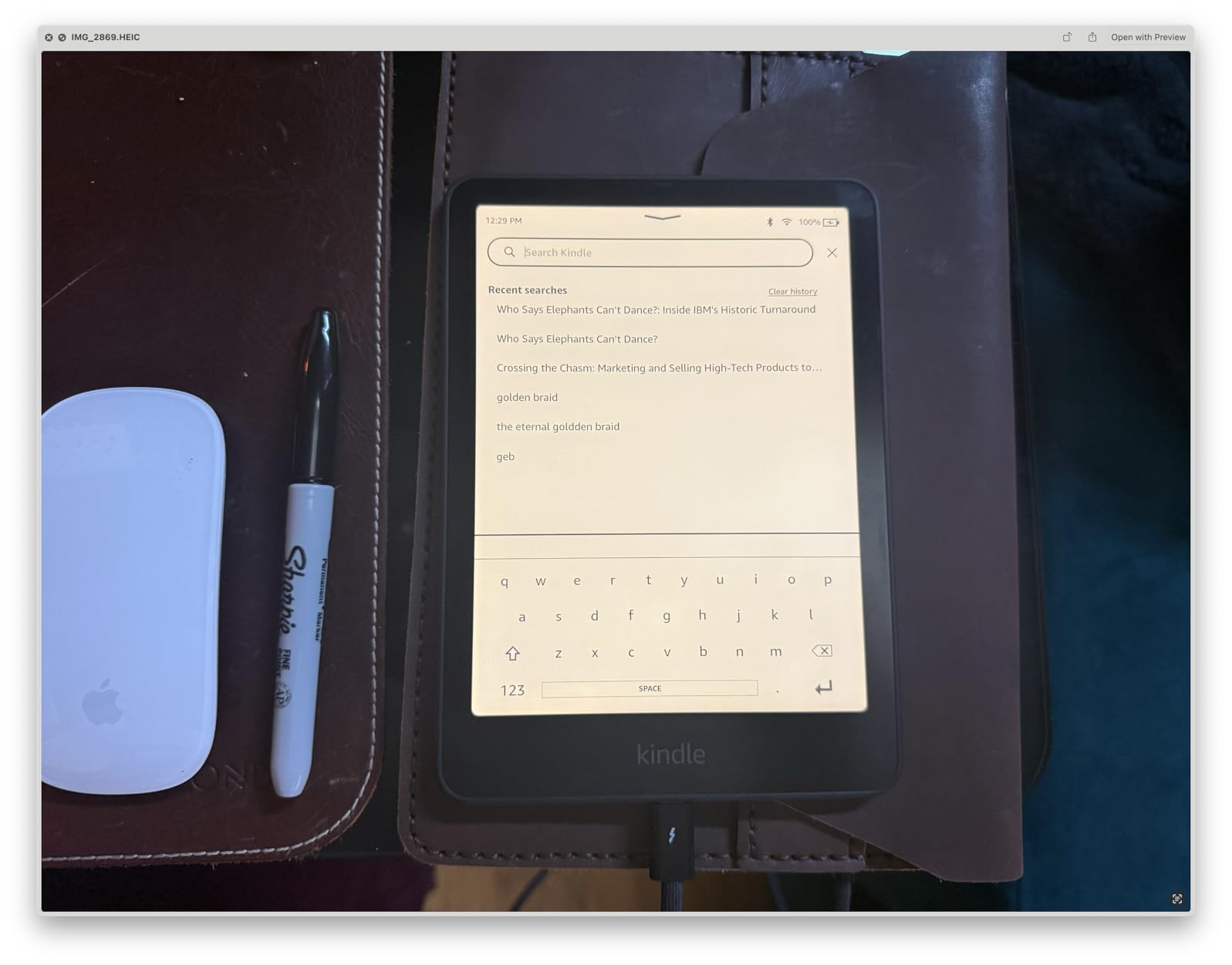 Kindle Paperwhite Signature Edition 32GB – Our fastest Kindle with auto-adjusting front light, wireless charging, and weeks of battery life – Metallic Black - Customer Photo 2