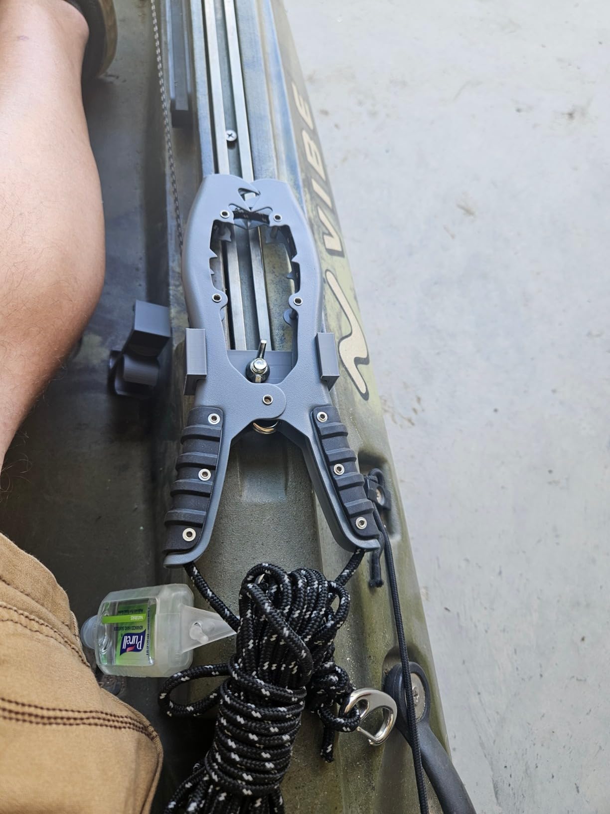 Antidious Kayak Brush Gripper, Kayak Anchor Grip with 16.4ft Paracord and Snap Hook to Anchor Float, Canoe, Boat for Fishing Boating Camping - Customer Photo 4