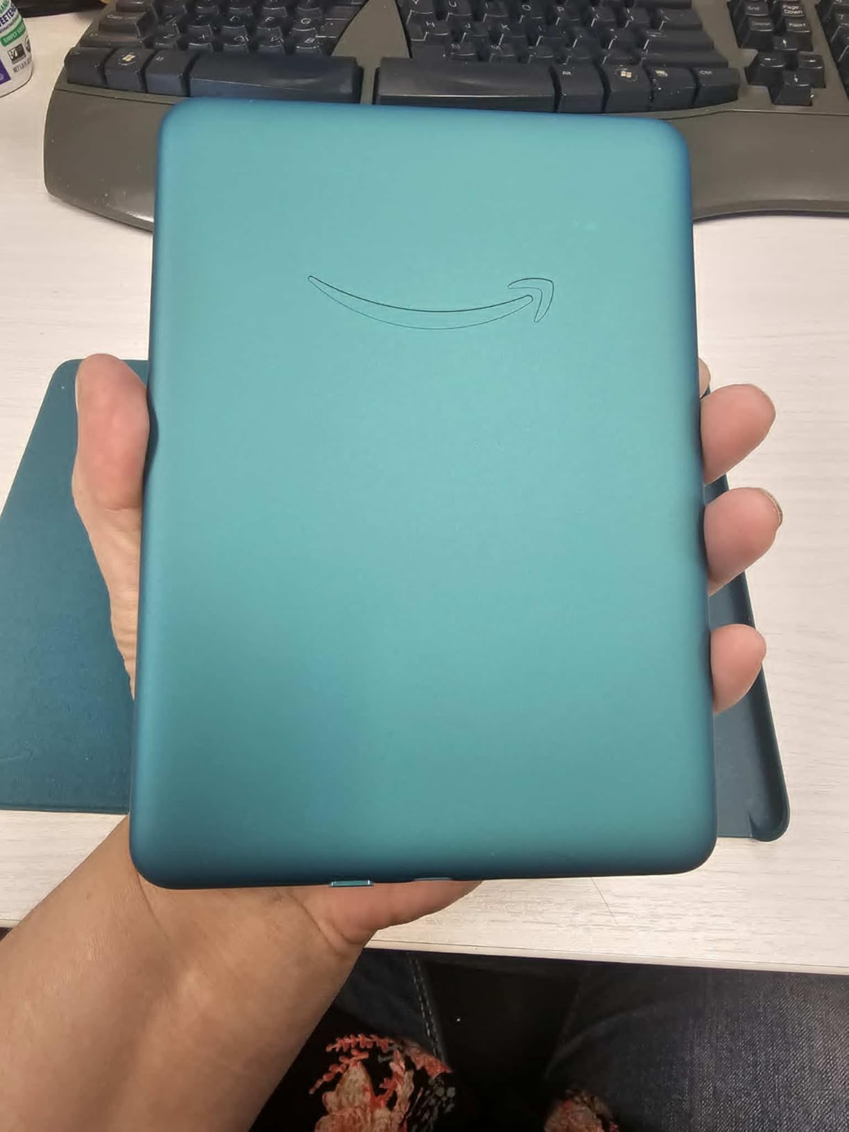 Kindle Paperwhite Signature Edition Essentials Bundle including All-new Kindle Paperwhite Signature Edition (32GB) - Jade, Plant-Based Leather Cover - Jade, and Wireless Charging Dock - Customer Photo 2