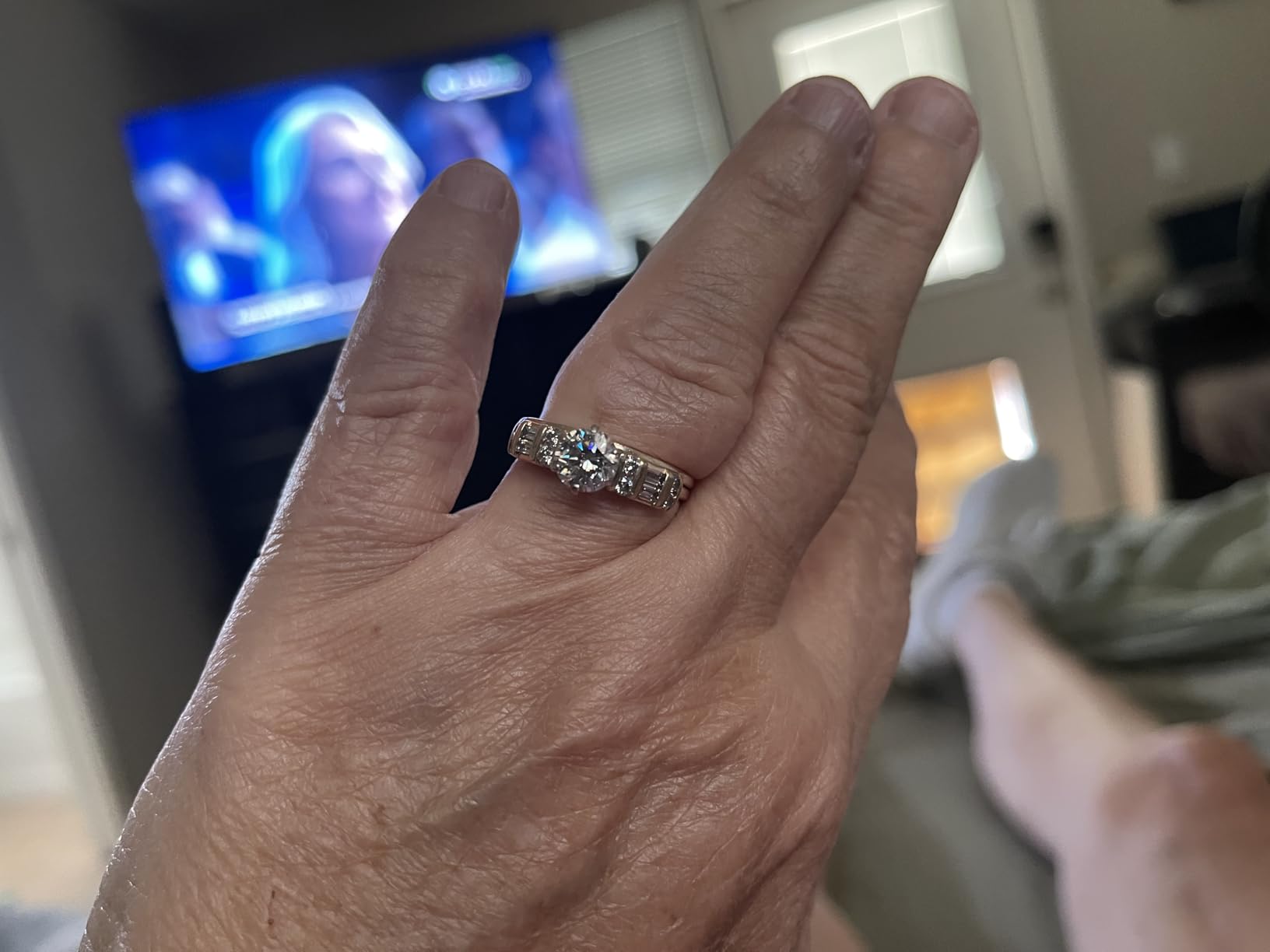 Oral-B iO Deep Clean + Protect Rechargeable Electric Toothbrush, White with a iO Series 7 Toothbrush, 2 Replacement Brush Heads, and a Charging Travel Case Customer Review Oral-B iO Deep Clean + Protect Rechargeable Electric Toothbrush, White with a iO Series 7 Toothbrush, 2 Replacement Brush Heads, and a Charging Travel Case - Customer Photo 1