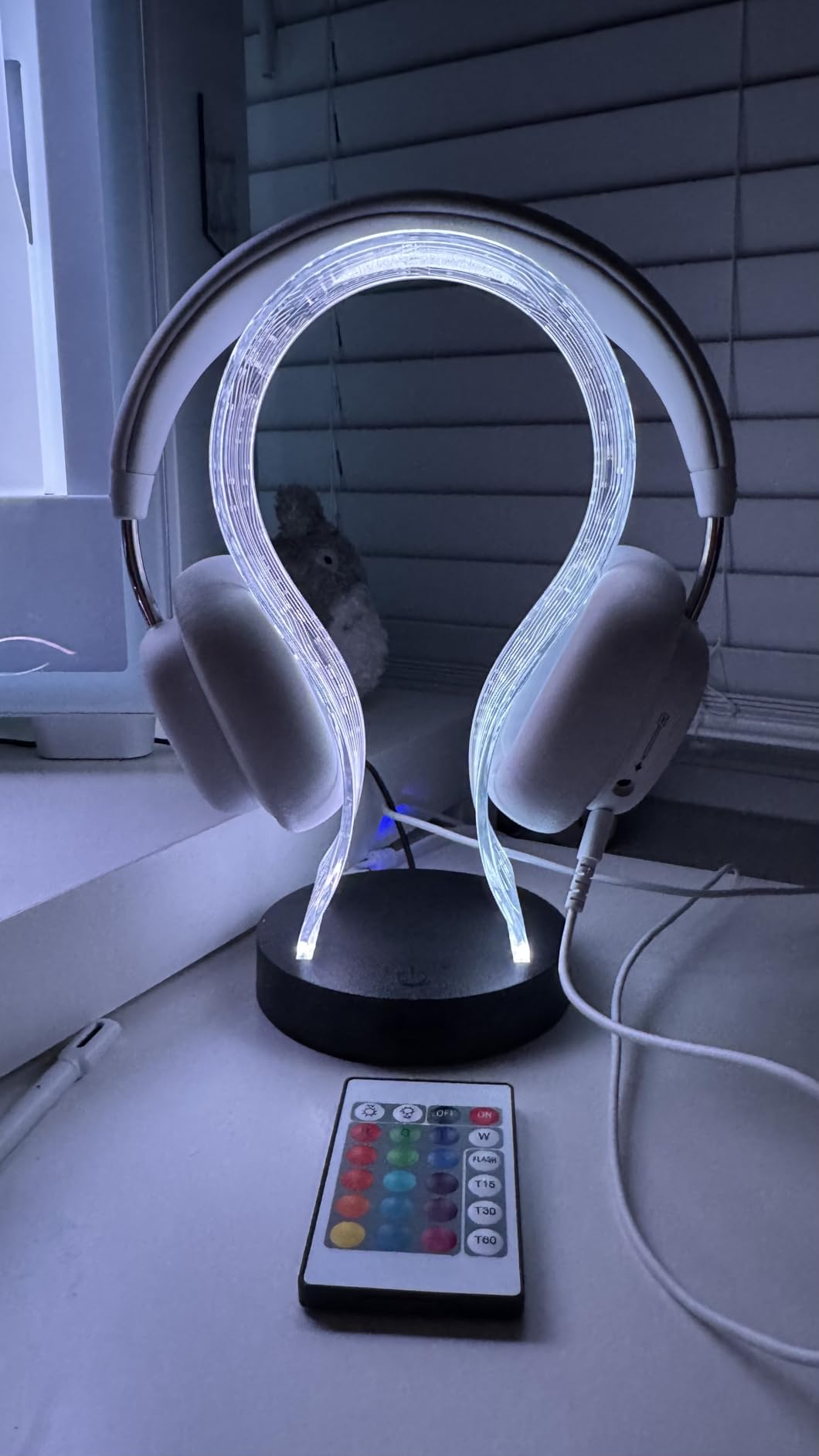 Light Up Headphone Stand with 16 Color Lights, PCB Pattern Acrylic Headset Stand with 1 USB and 1 Type-C Charging Ports, Gifts for Gamers Men and Music Lovers - Customer Photo 1