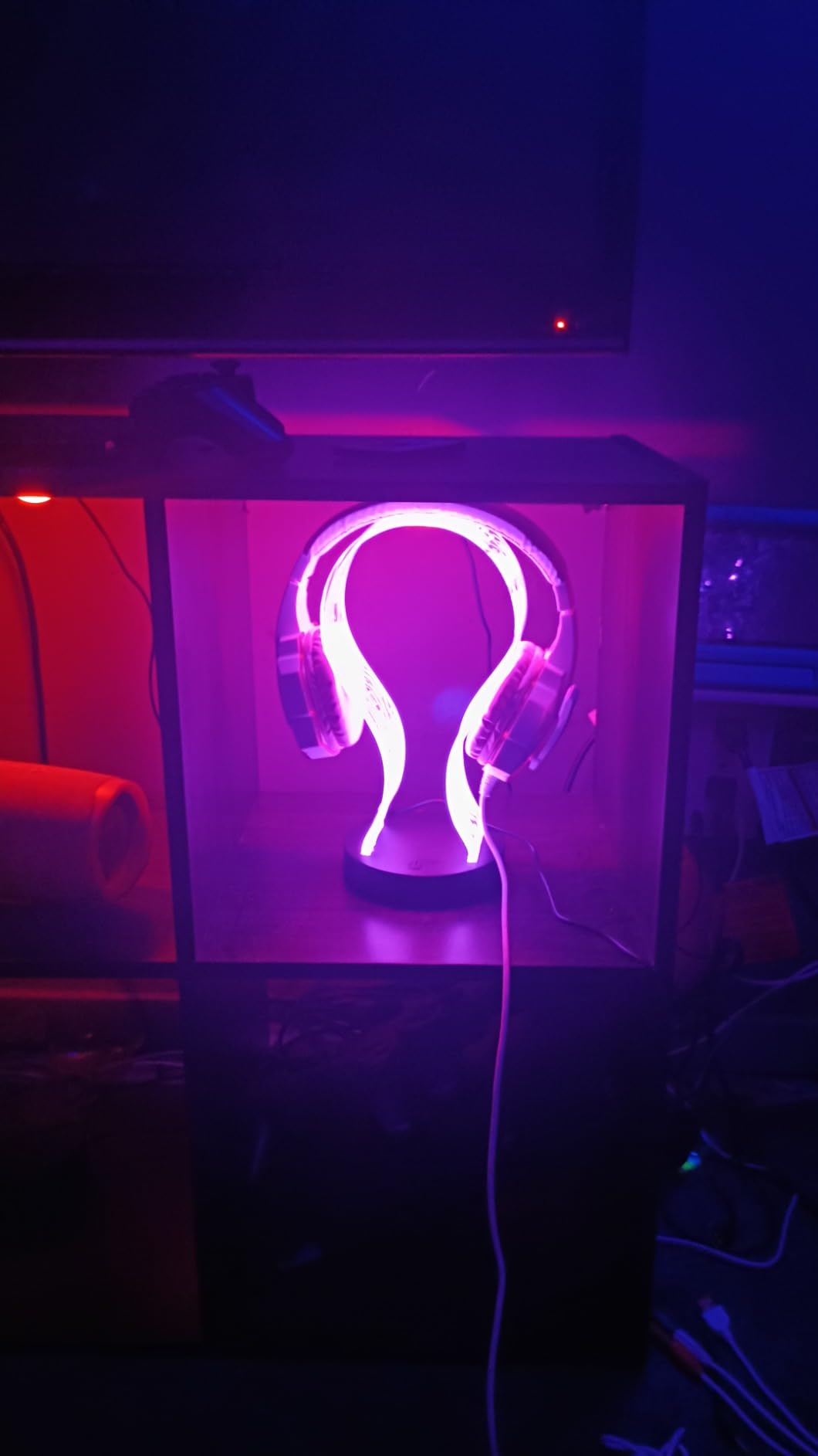Light Up Headphone Stand with 16 Color Lights, PCB Pattern Acrylic Headset Stand with 1 USB and 1 Type-C Charging Ports, Gifts for Gamers Men and Music Lovers - Customer Photo 2