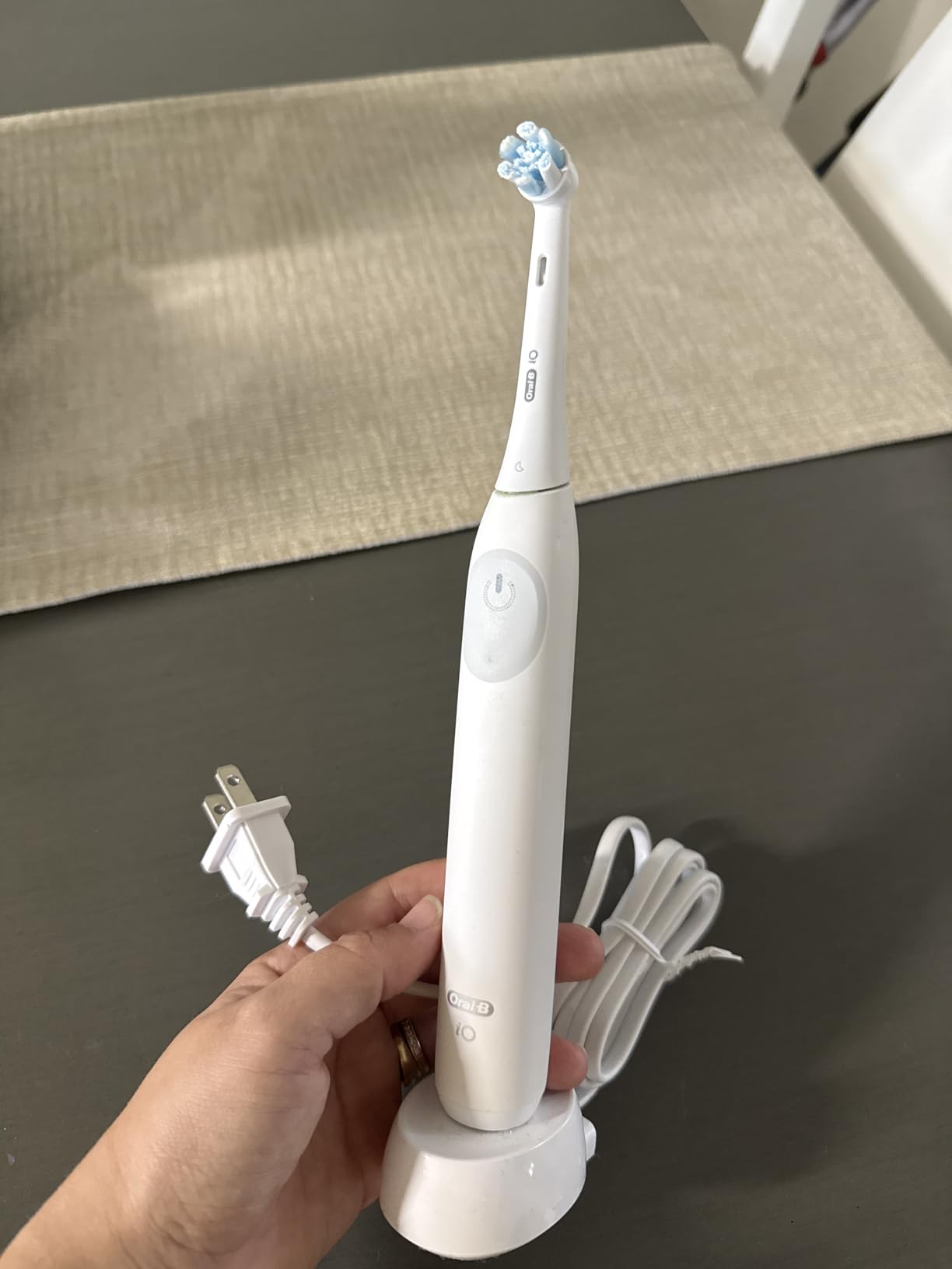 Oral-B iO Simple Clean Rechargeable Electric Powered Toothbrush, Pure White with 1 Gentle Care Brush Head and 1 White Travel Case - Automatic Pressure Sensor to Protect Gums - 3 Modes -2 Min Timer Customer Review Oral-B iO Simple Clean Rechargeable Electric Powered Toothbrush, Pure White with 1 Gentle Care Brush Head and 1 White Travel Case - Automatic Pressure Sensor to Protect Gums - 3 Modes -2 Min Timer - Customer Photo 1